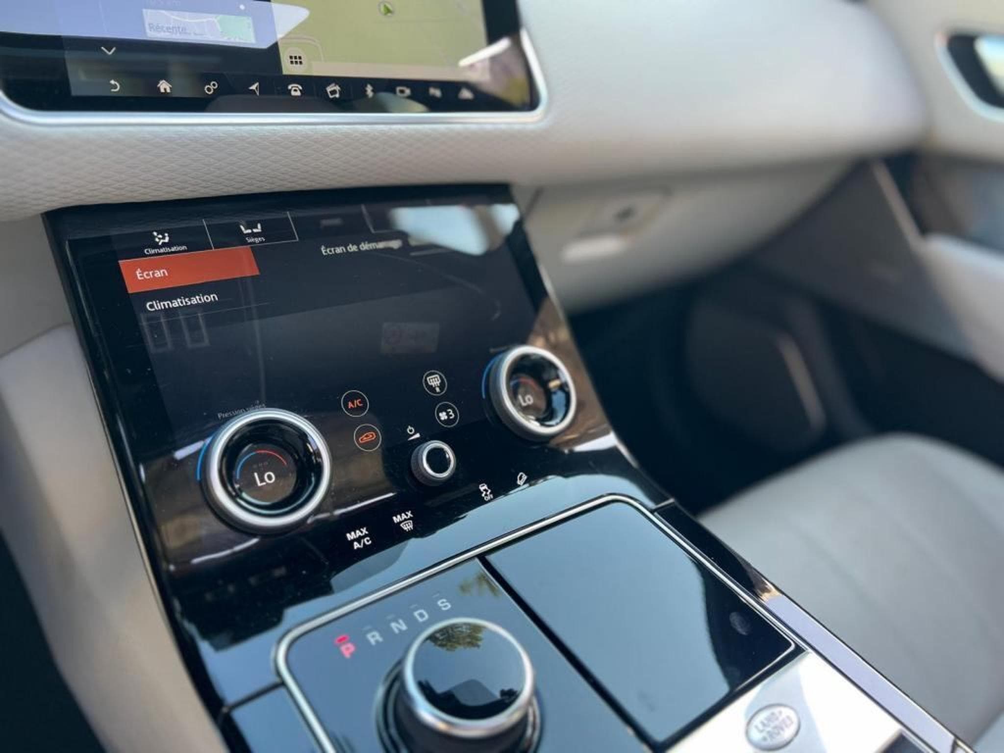 Land-Rover Range Rover Velar / AUTOMATIQUE / TOIT OUVRANT / PANO / 300 HP / SUSPENSION PN (2018) - Photo 22