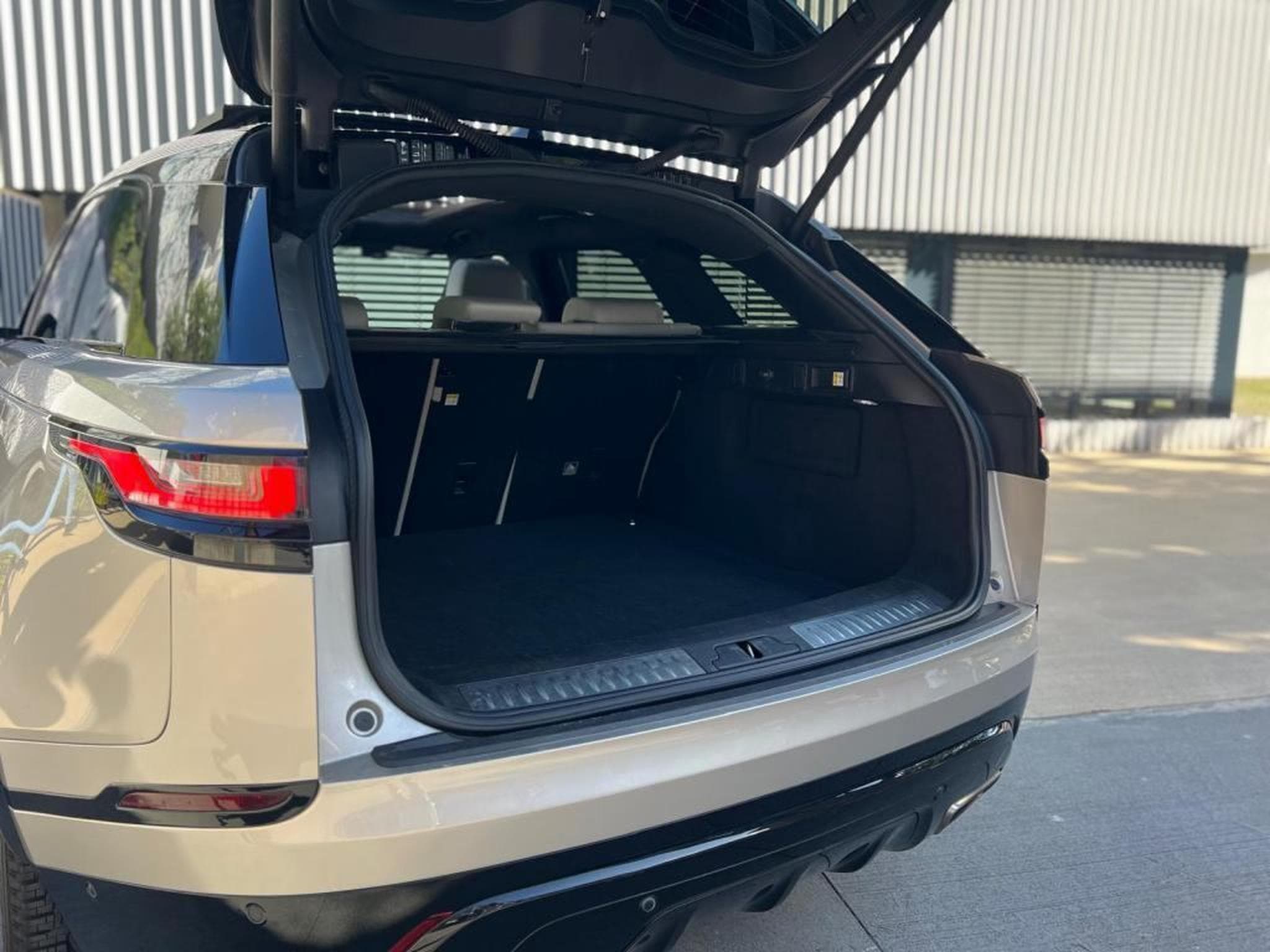 Land-Rover Range Rover Velar / AUTOMATIQUE / TOIT OUVRANT / PANO / 300 HP / SUSPENSION PN (2018) - Photo 8