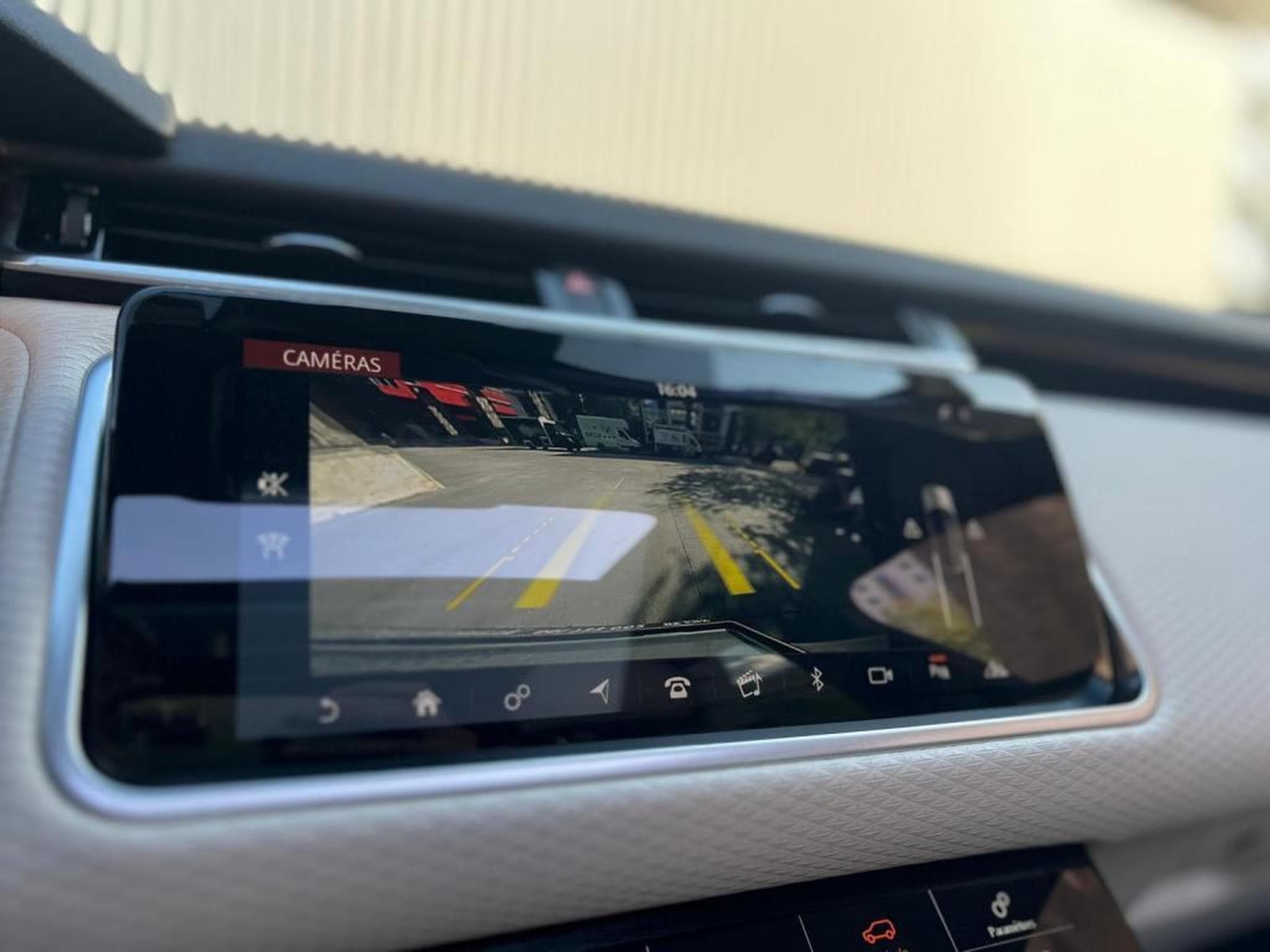 Land-Rover Range Rover Velar / AUTOMATIQUE / TOIT OUVRANT / PANO / 300 HP / SUSPENSION PN (2018) - Photo 17