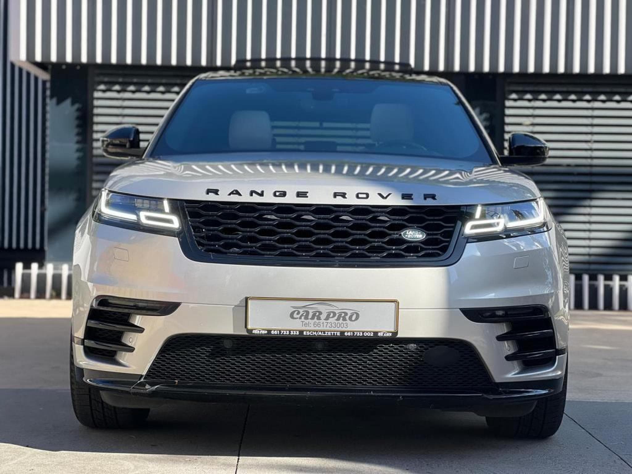 Land-Rover Range Rover Velar / AUTOMATIQUE / TOIT OUVRANT / PANO / 300 HP / SUSPENSION PN (2018) - Photo 5