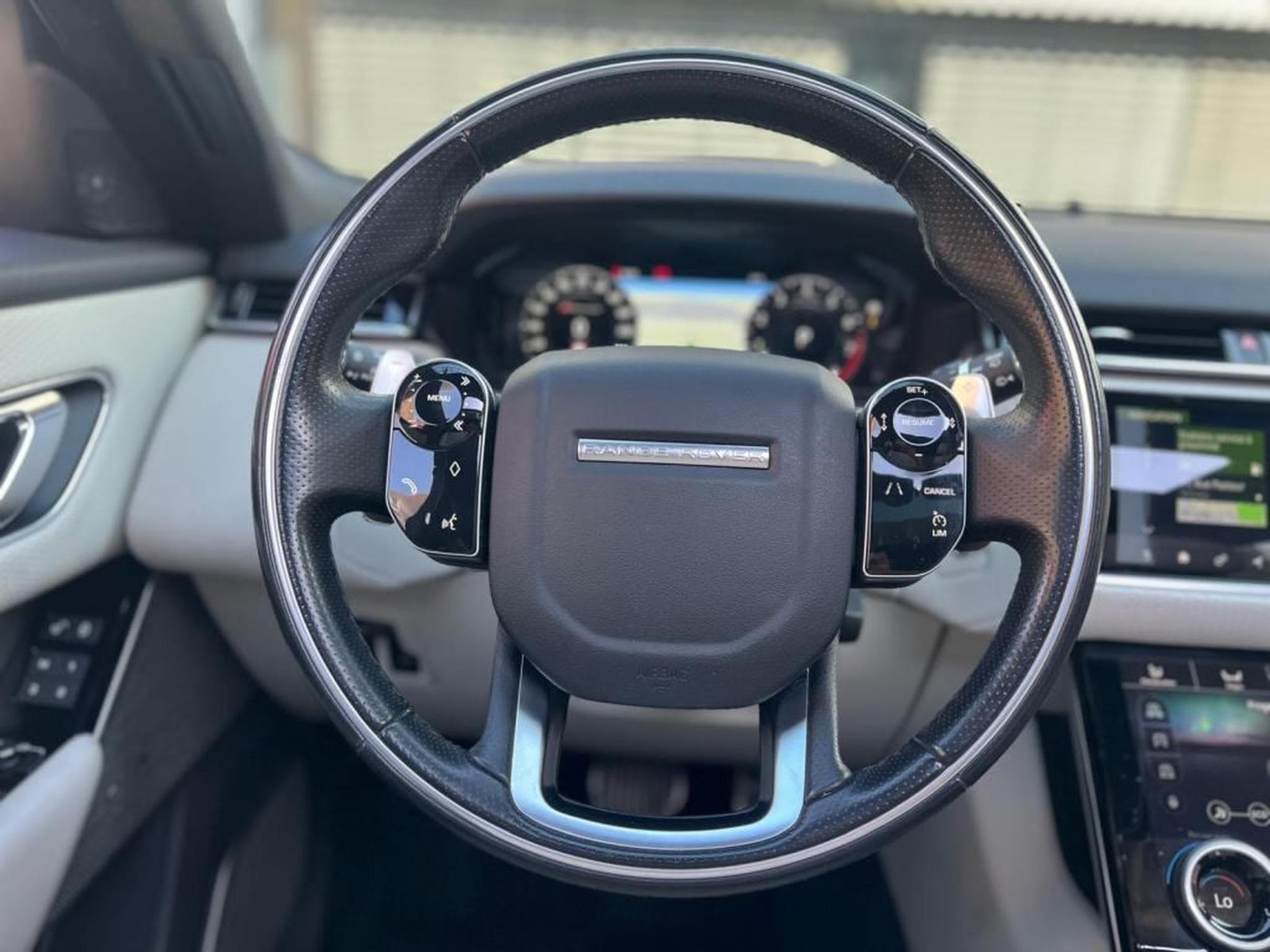 Land-Rover Range Rover Velar / AUTOMATIQUE / TOIT OUVRANT / PANO / 300 HP / SUSPENSION PN (2018) - Photo 13