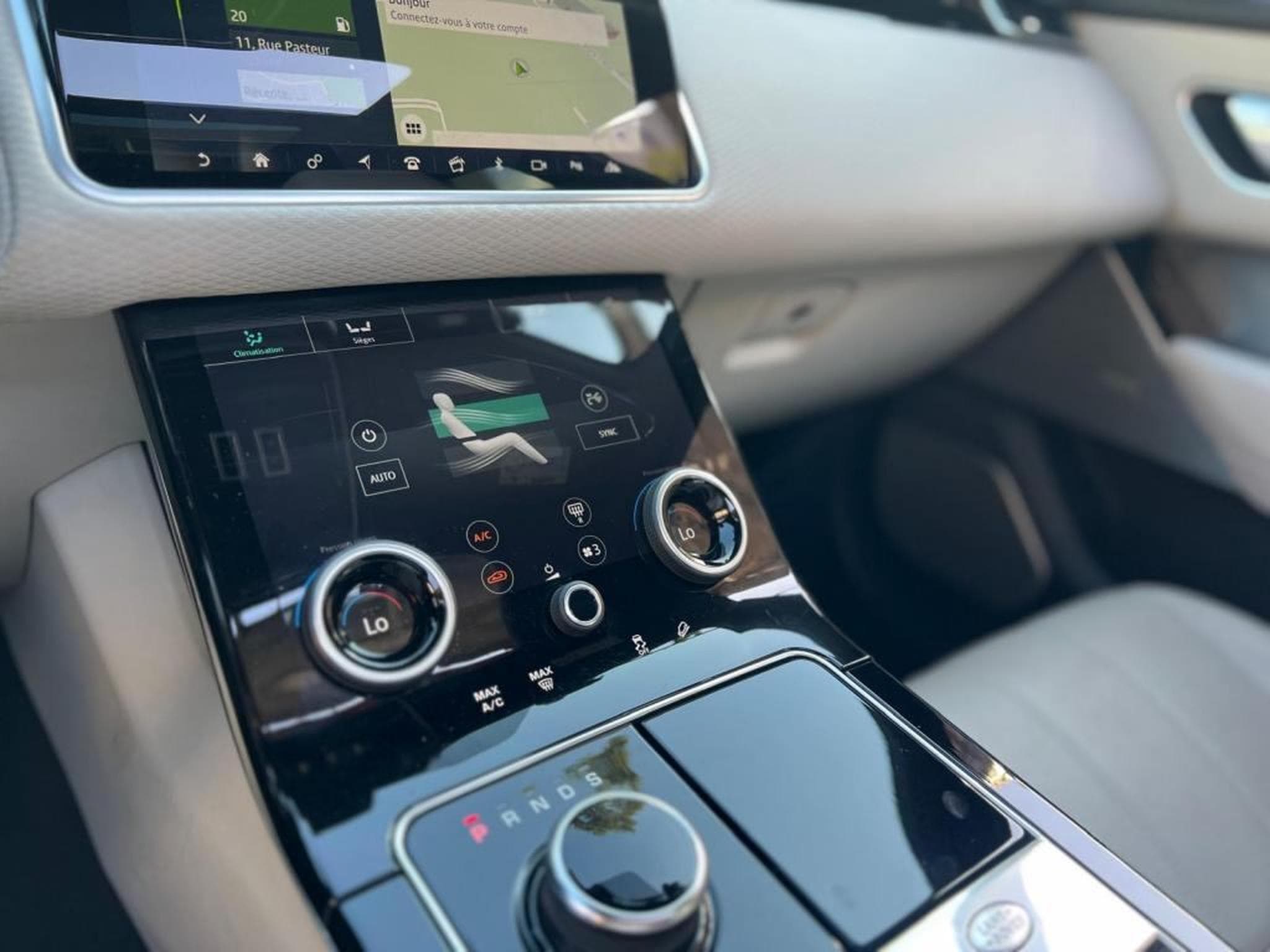 Land-Rover Range Rover Velar / AUTOMATIQUE / TOIT OUVRANT / PANO / 300 HP / SUSPENSION PN (2018) - Photo 21