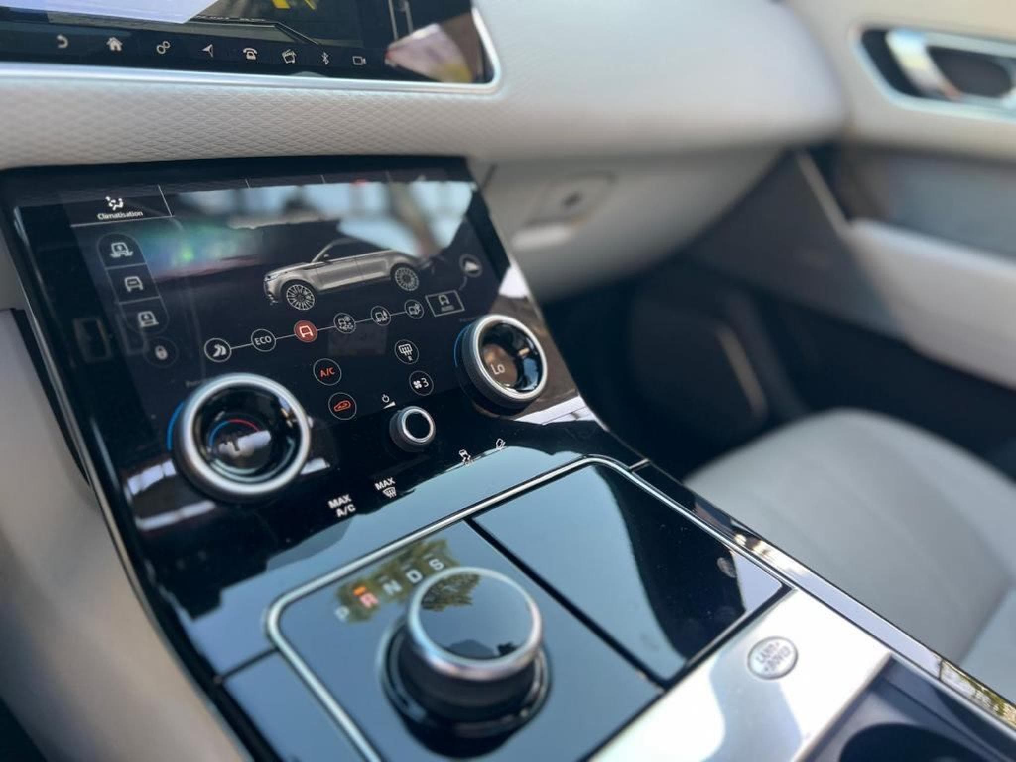 Land-Rover Range Rover Velar / AUTOMATIQUE / TOIT OUVRANT / PANO / 300 HP / SUSPENSION PN (2018) - Photo 18