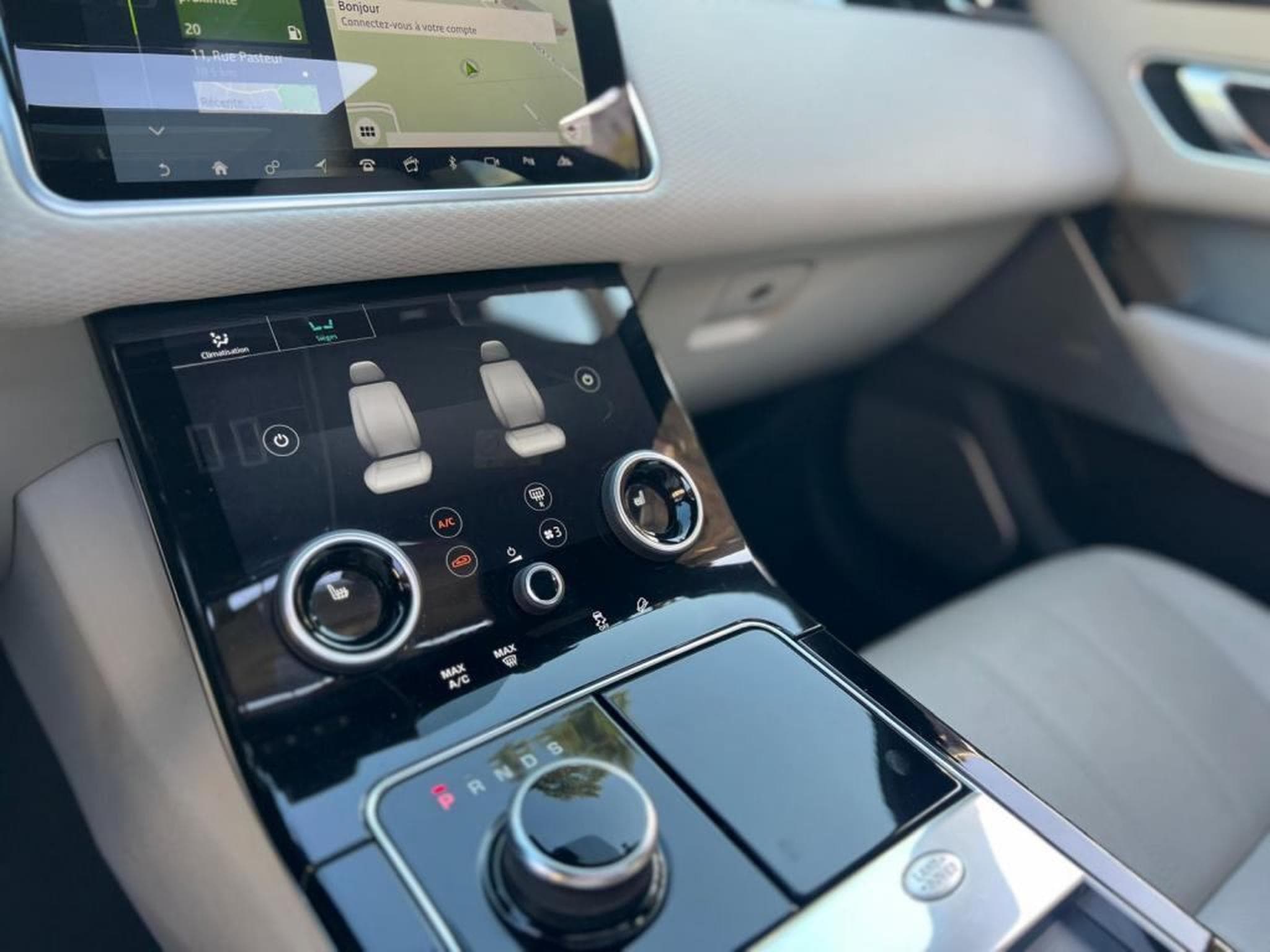 Land-Rover Range Rover Velar / AUTOMATIQUE / TOIT OUVRANT / PANO / 300 HP / SUSPENSION PN (2018) - Photo 20