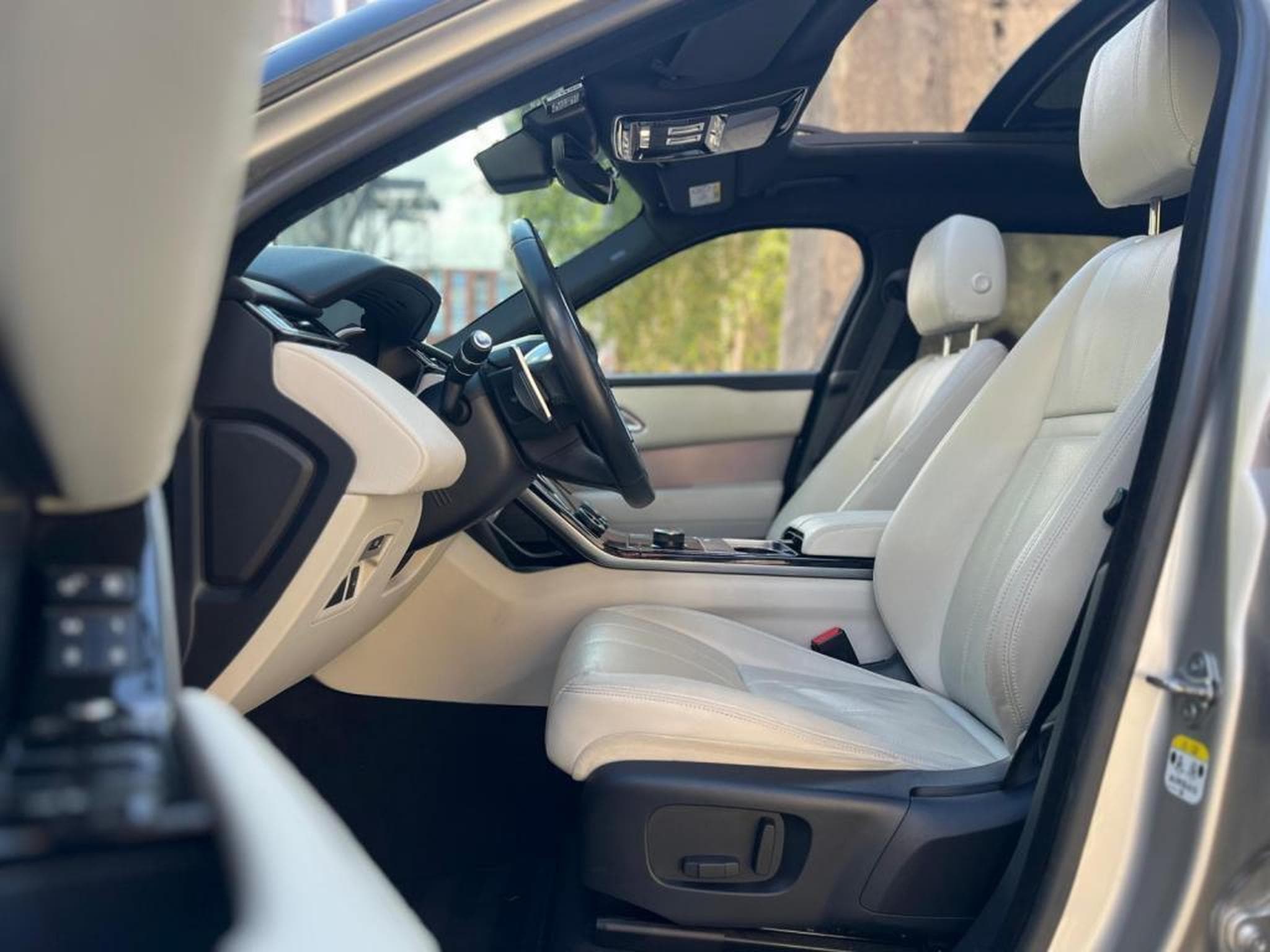 Land-Rover Range Rover Velar / AUTOMATIQUE / TOIT OUVRANT / PANO / 300 HP / SUSPENSION PN (2018) - Photo 14