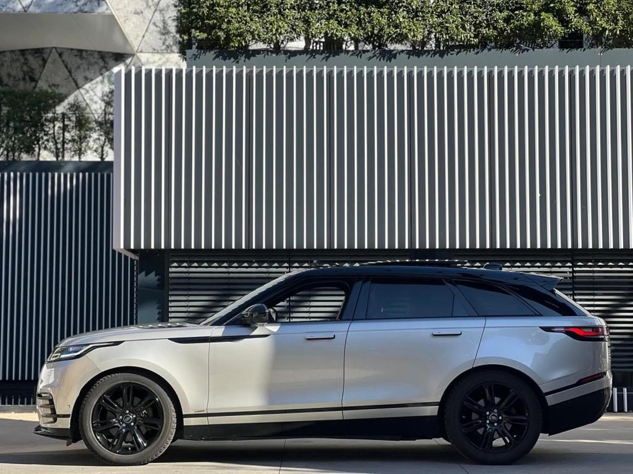 Land-Rover Range Rover Velar / AUTOMATIQUE / TOIT OUVRANT / PANO / 300 HP / SUSPENSION PN (2018) - Photo 7
