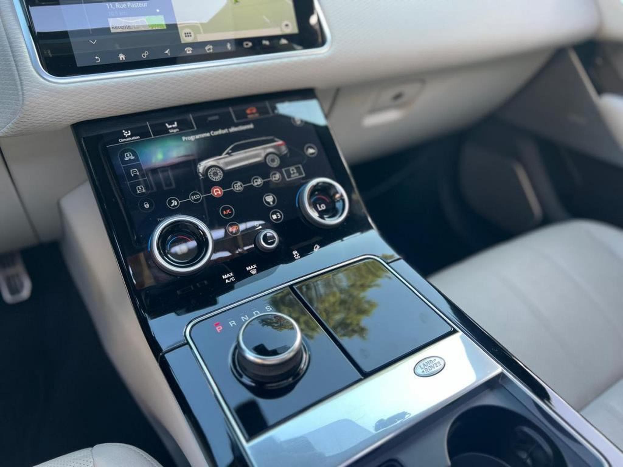 Land-Rover Range Rover Velar / AUTOMATIQUE / TOIT OUVRANT / PANO / 300 HP / SUSPENSION PN (2018) - Photo 19