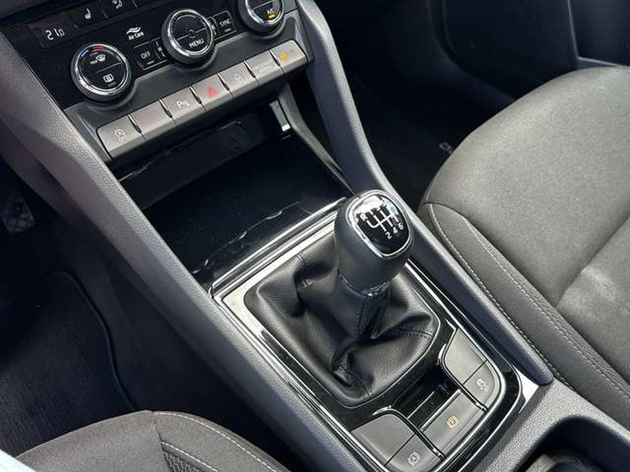 Skoda Karoq 1.0 TSI 115 CV EXECUTIVE (2025) - Foto 8