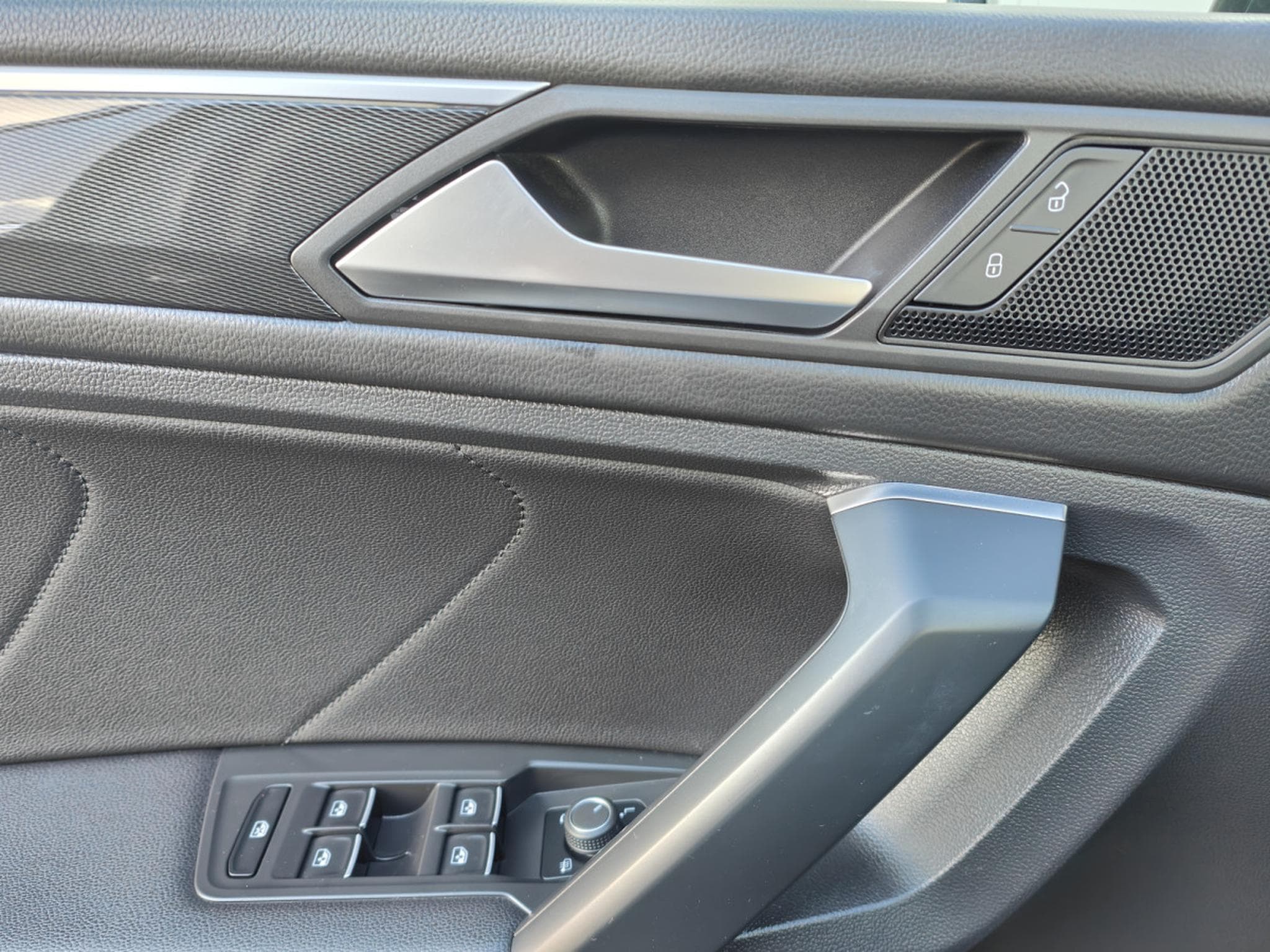 VW Tiguan 2.0 TDI DSG 7 PLACES CARPLAY SIEGE CHAUFFANTS BLUETHOOT TOIT (2019) - Photo 13