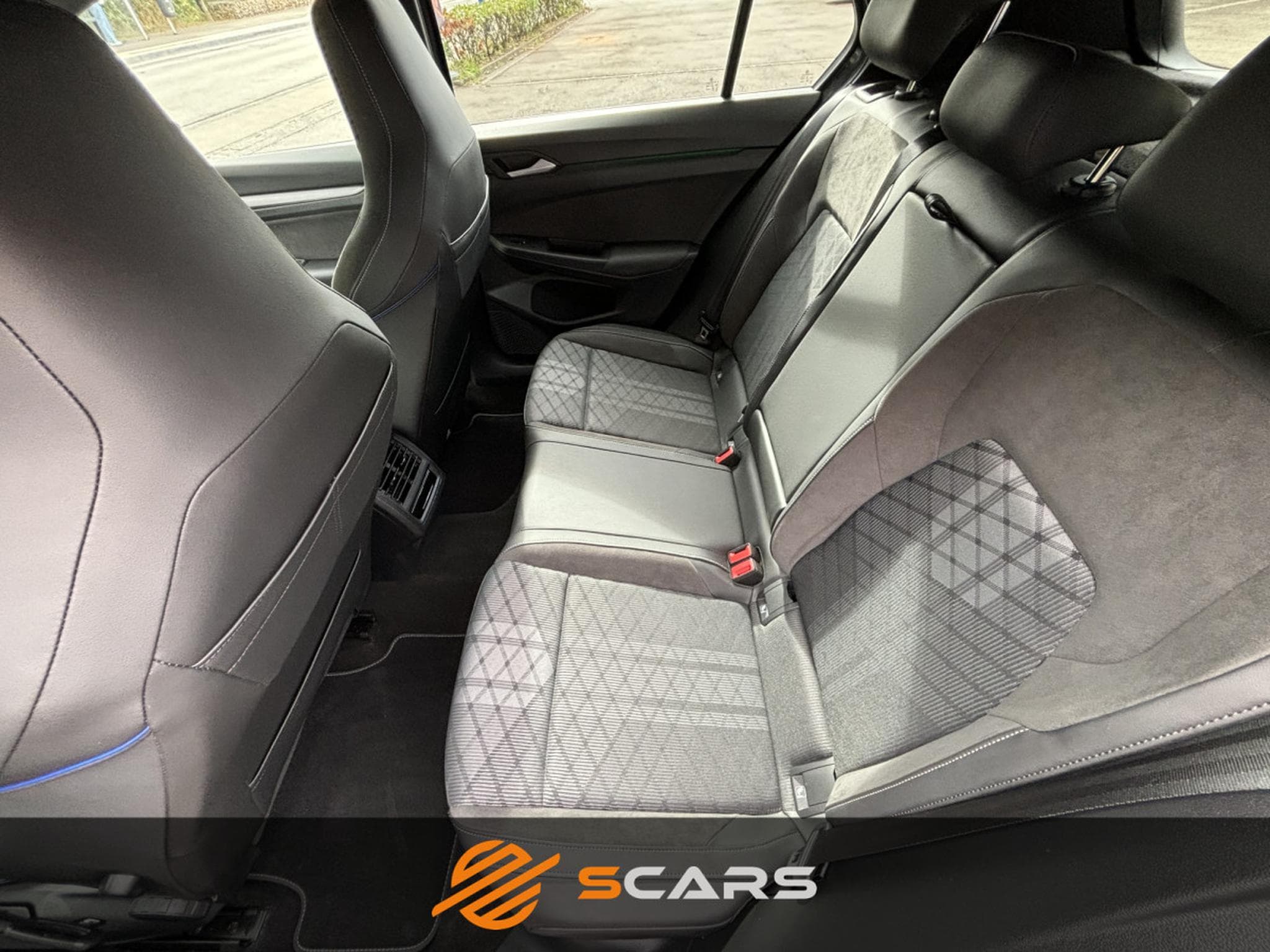 VW Golf 1.5 TSI R-Line DSG 150cv (2025) - Photo 13