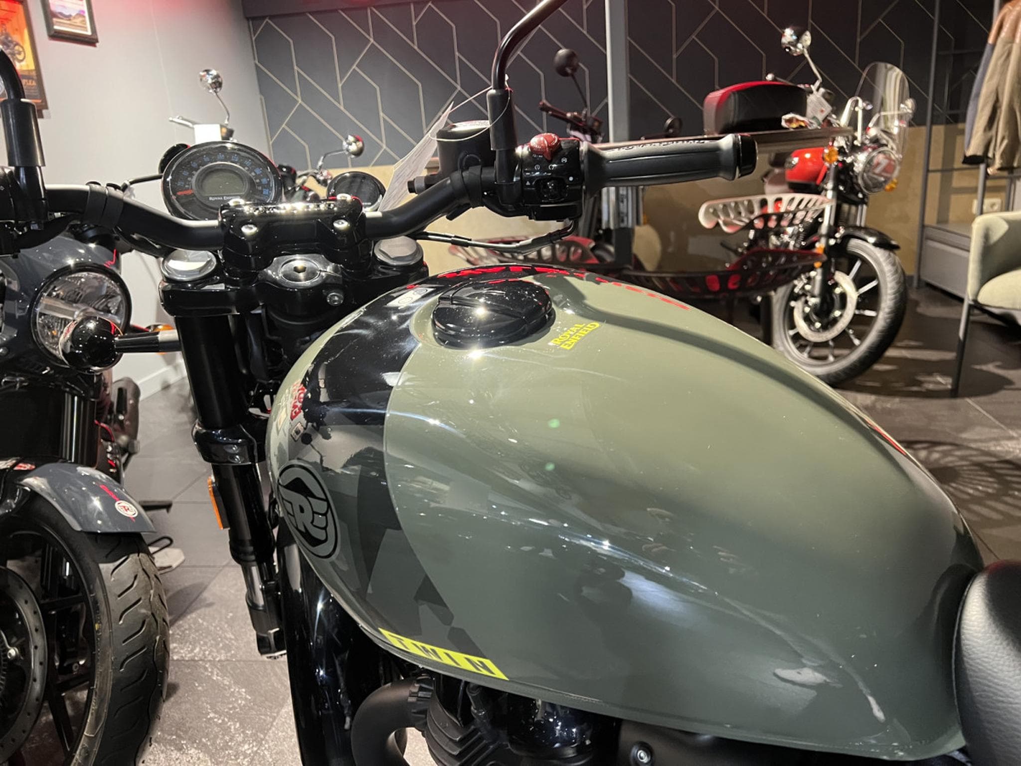 Royal Enfield Shotgun 650 green drill (2024) - Photo 5