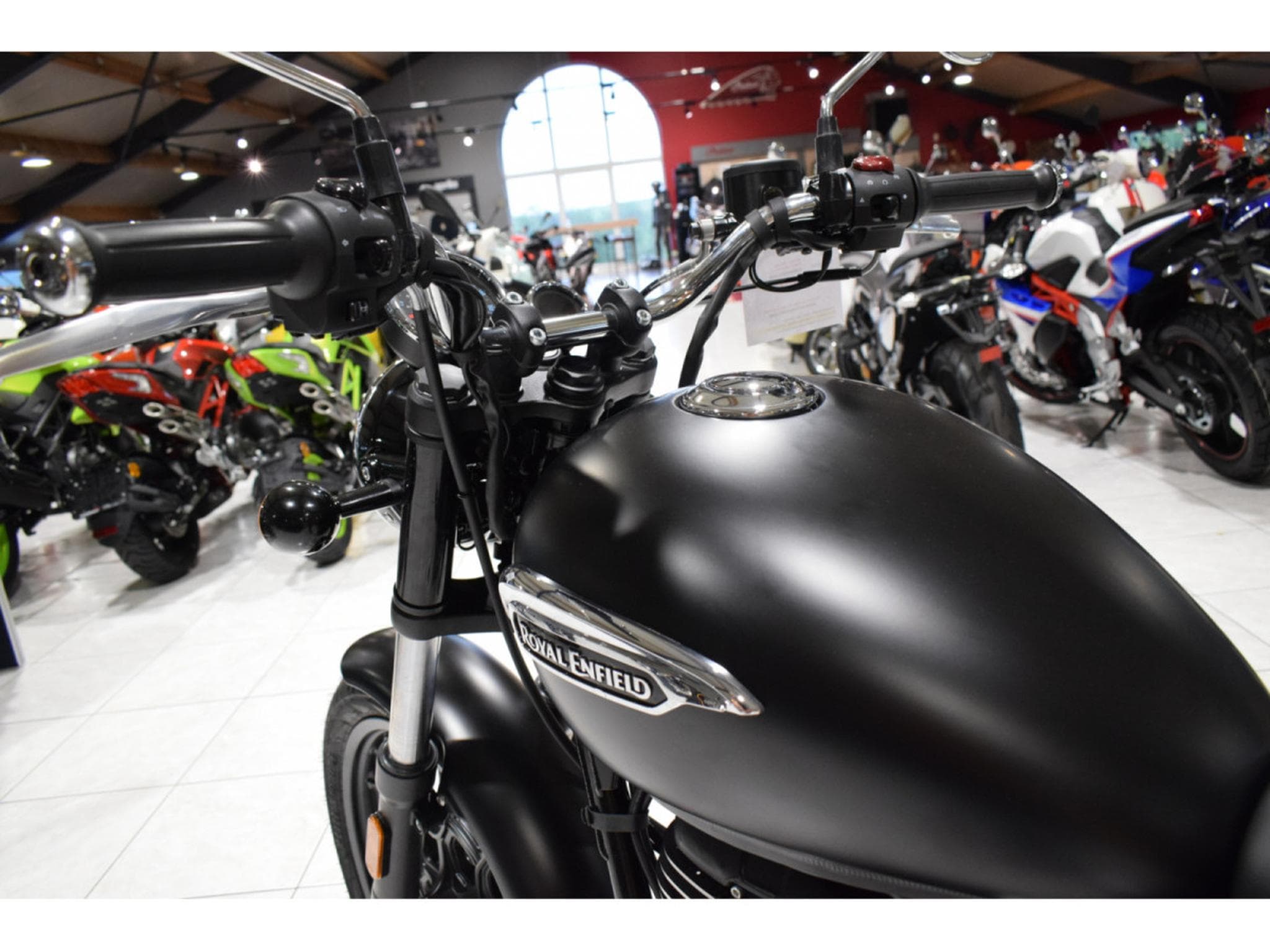 Royal Enfield Meteor STELLAR BLACK (2026) - Photo 5