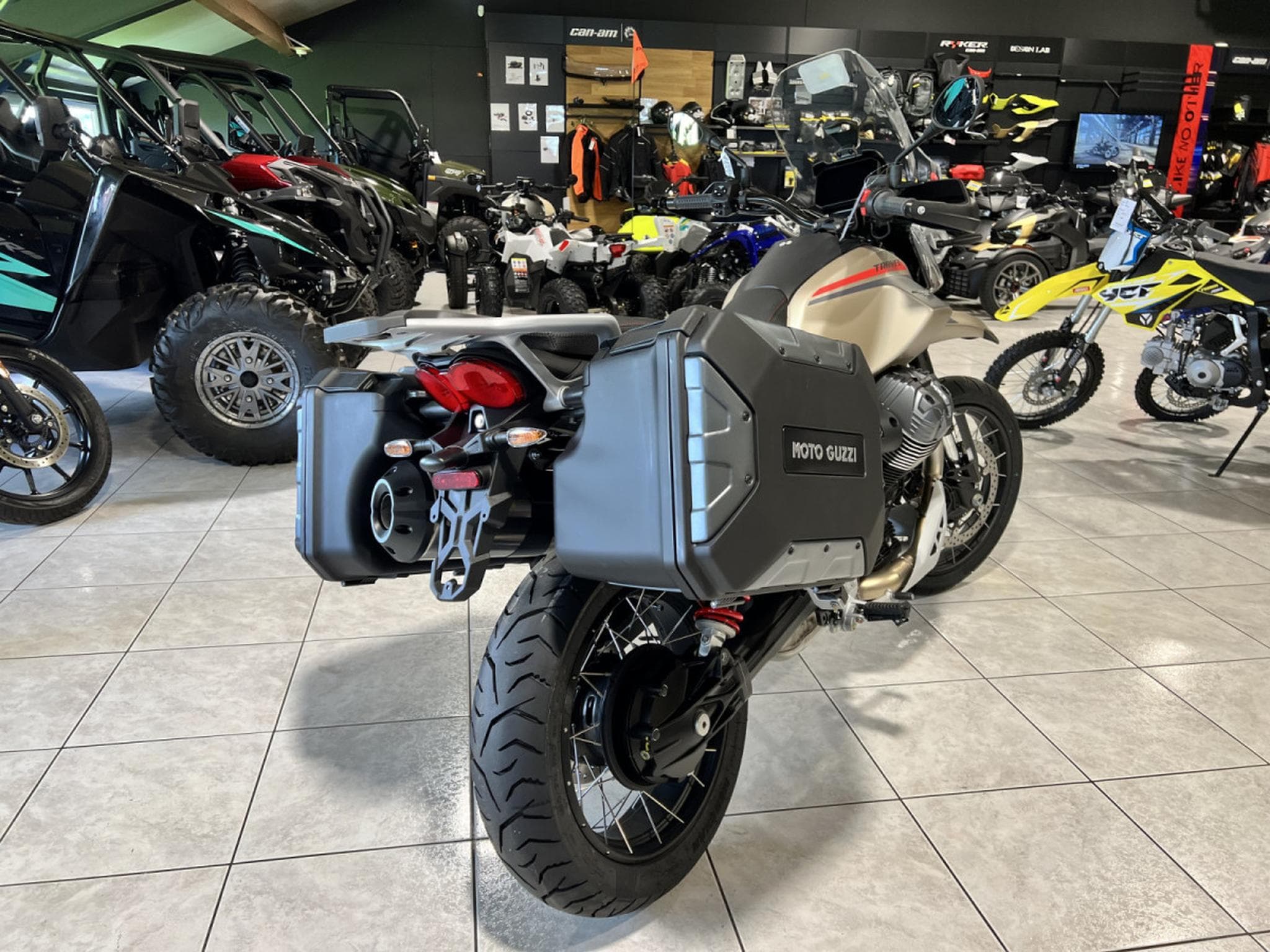 Moto Guzzi V85 TT TRAVEL (2026) - Photo 3