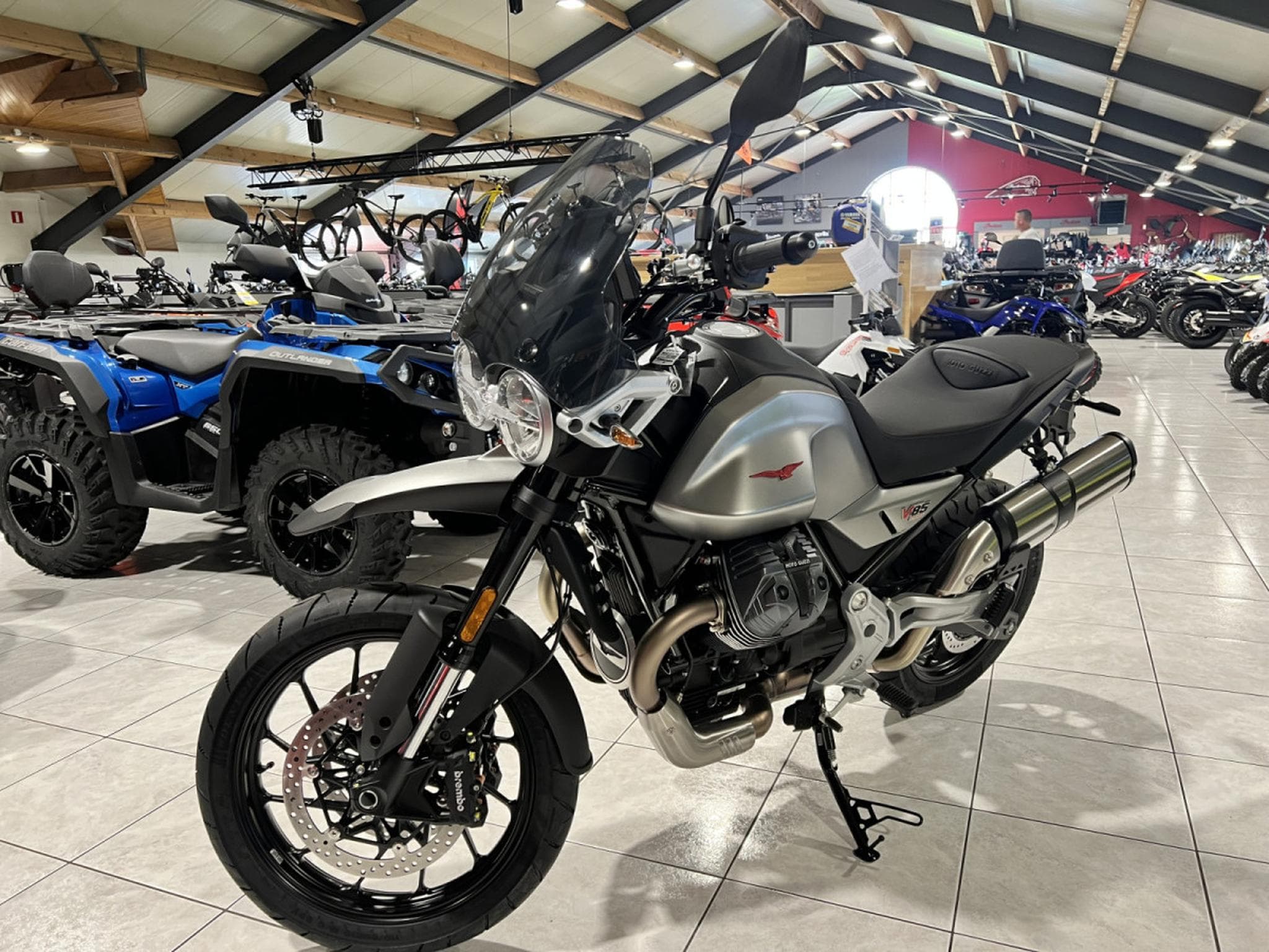 Moto Guzzi V85 TT  Strada (2026) - Photo 2