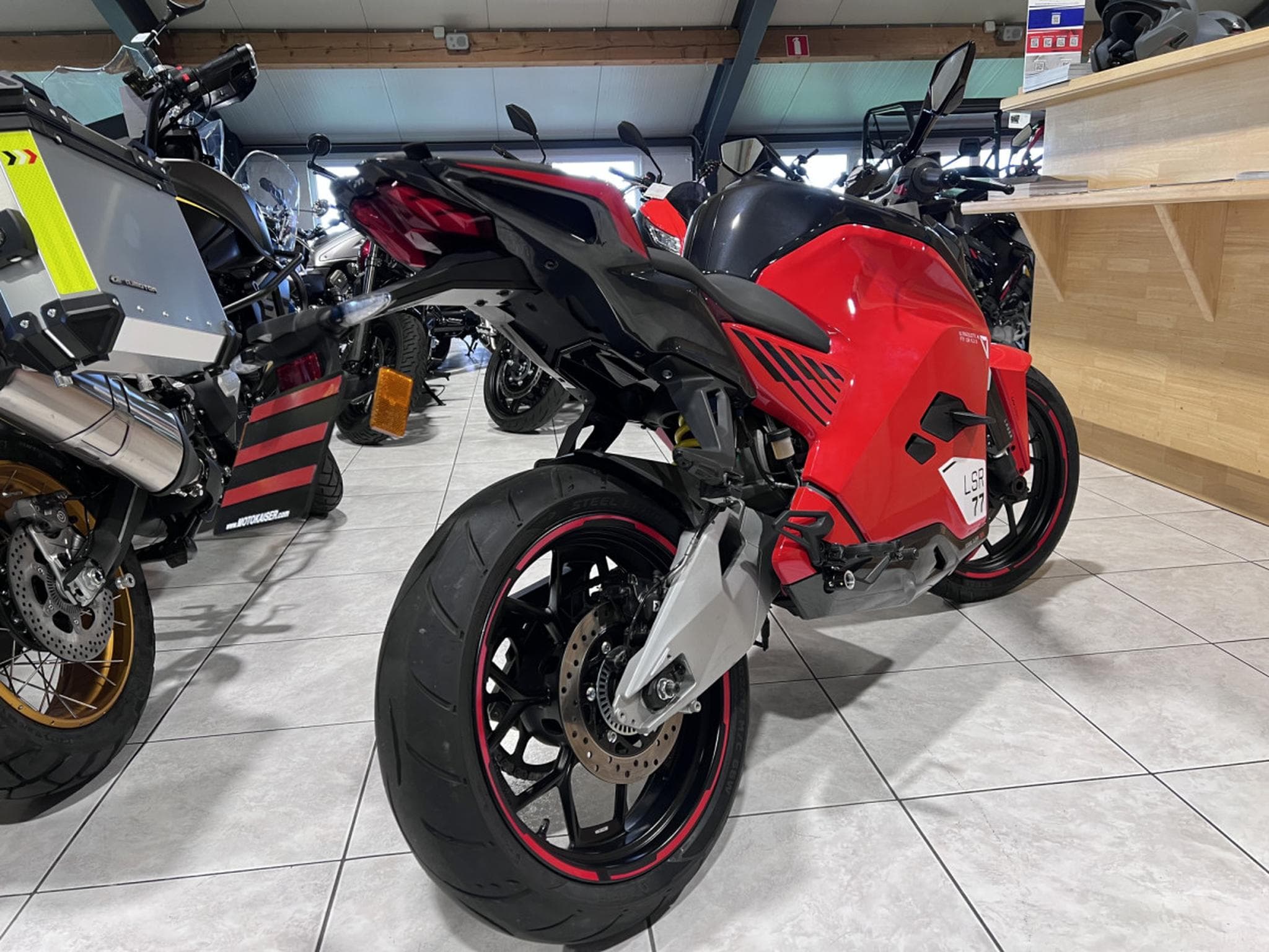 Ultraviolette F77 Mach 2 Recon Turbo Red (2026) - Photo 3