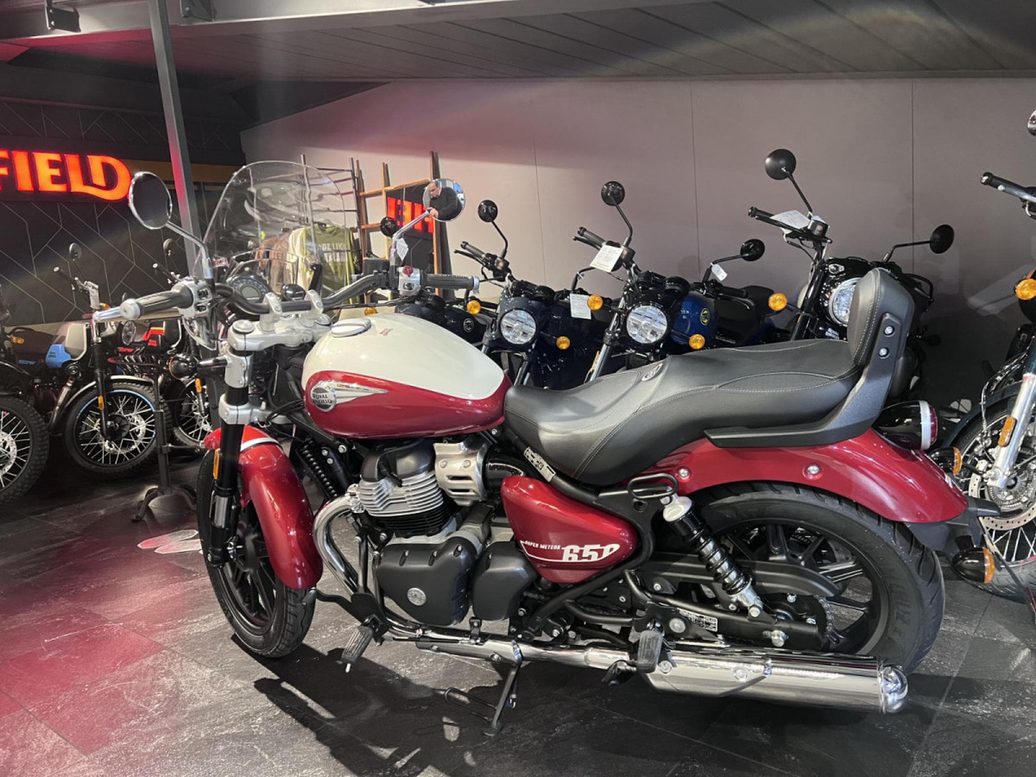 Royal Enfield Meteor Rouge Celestial (2026) - Photo 4
