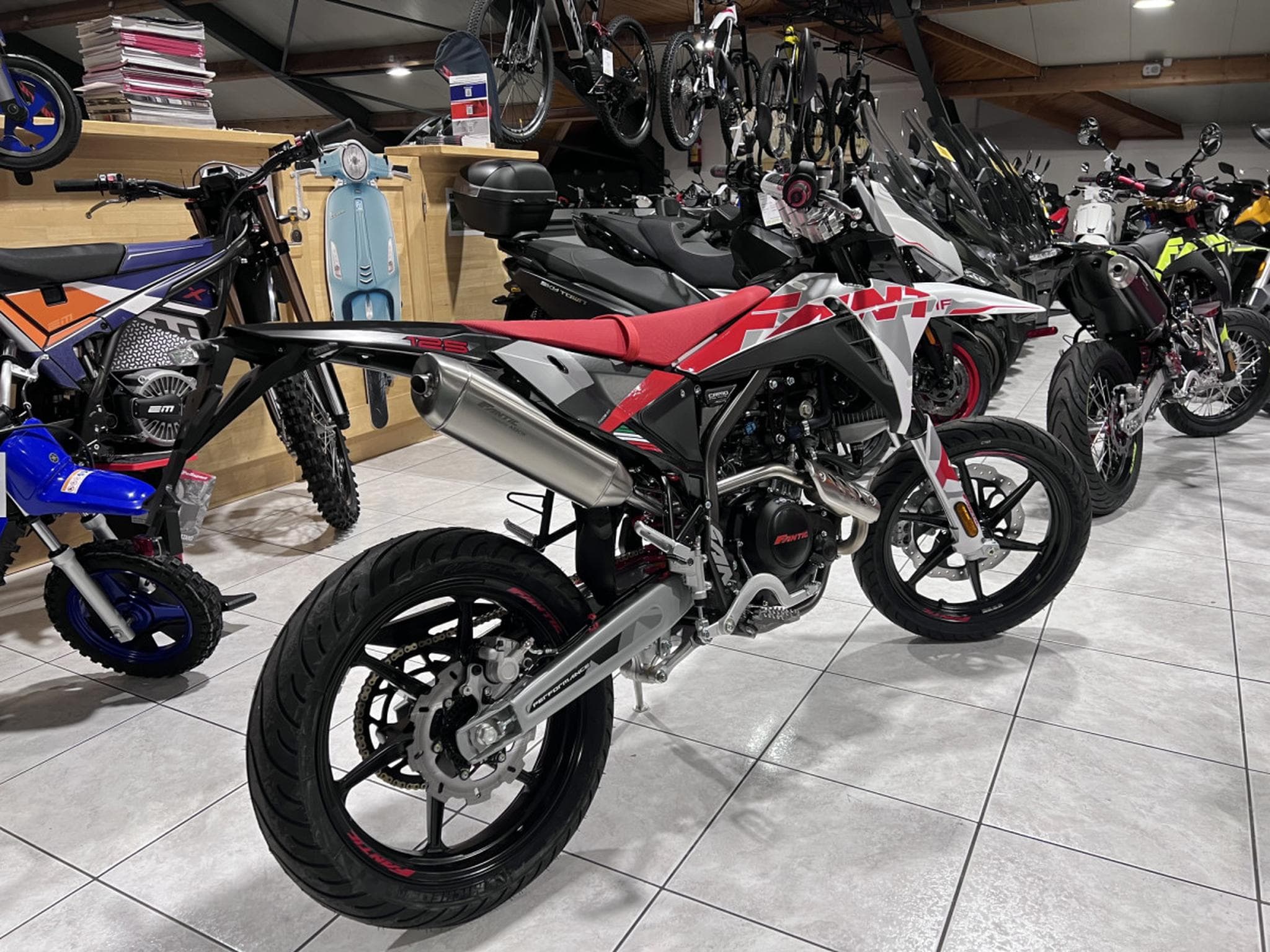 Fantic Motard XMF 4T PERFORMANCE (2026) - Photo 3