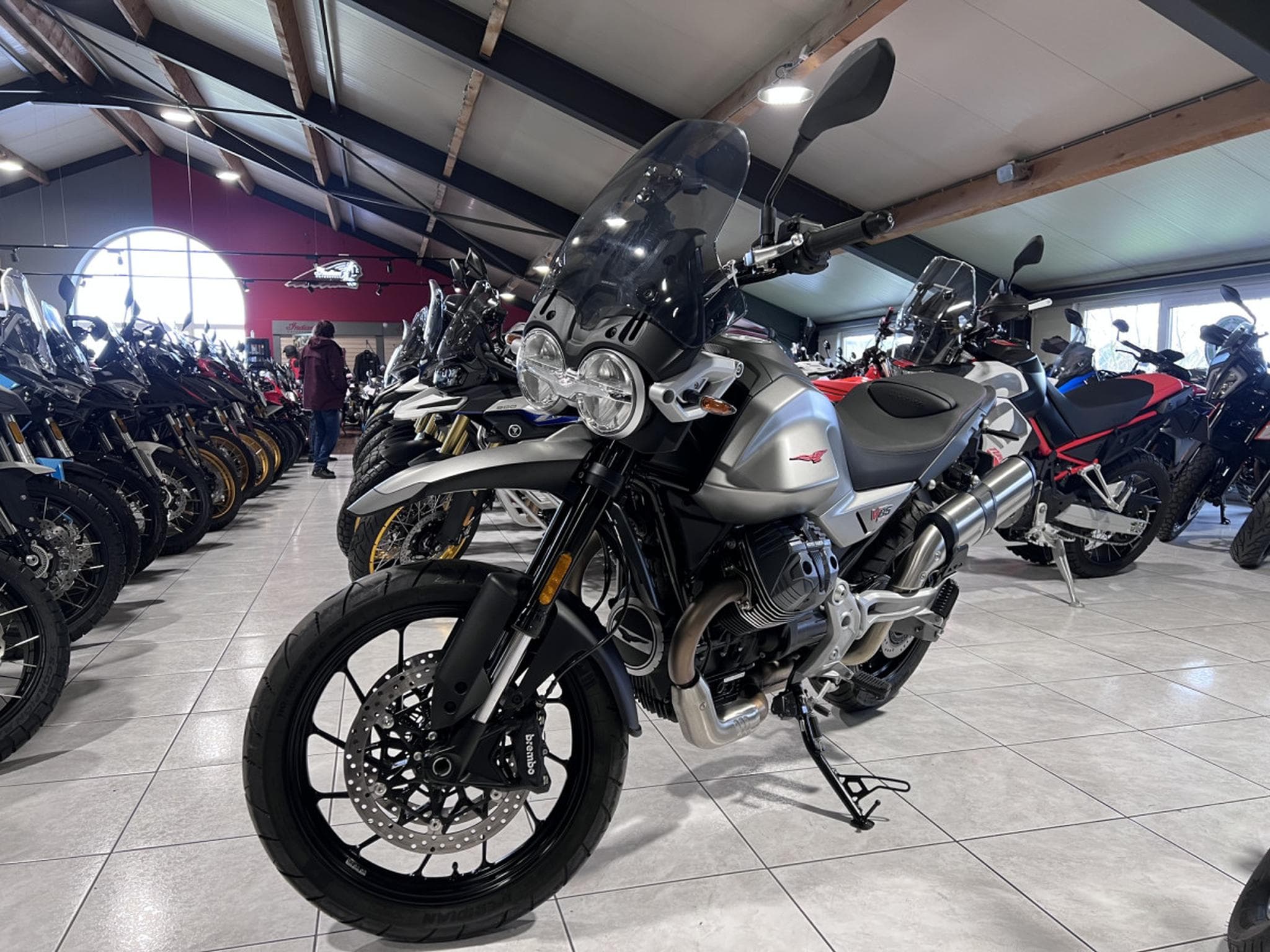 Moto Guzzi V85 TT  Strada (2025) - Photo 2