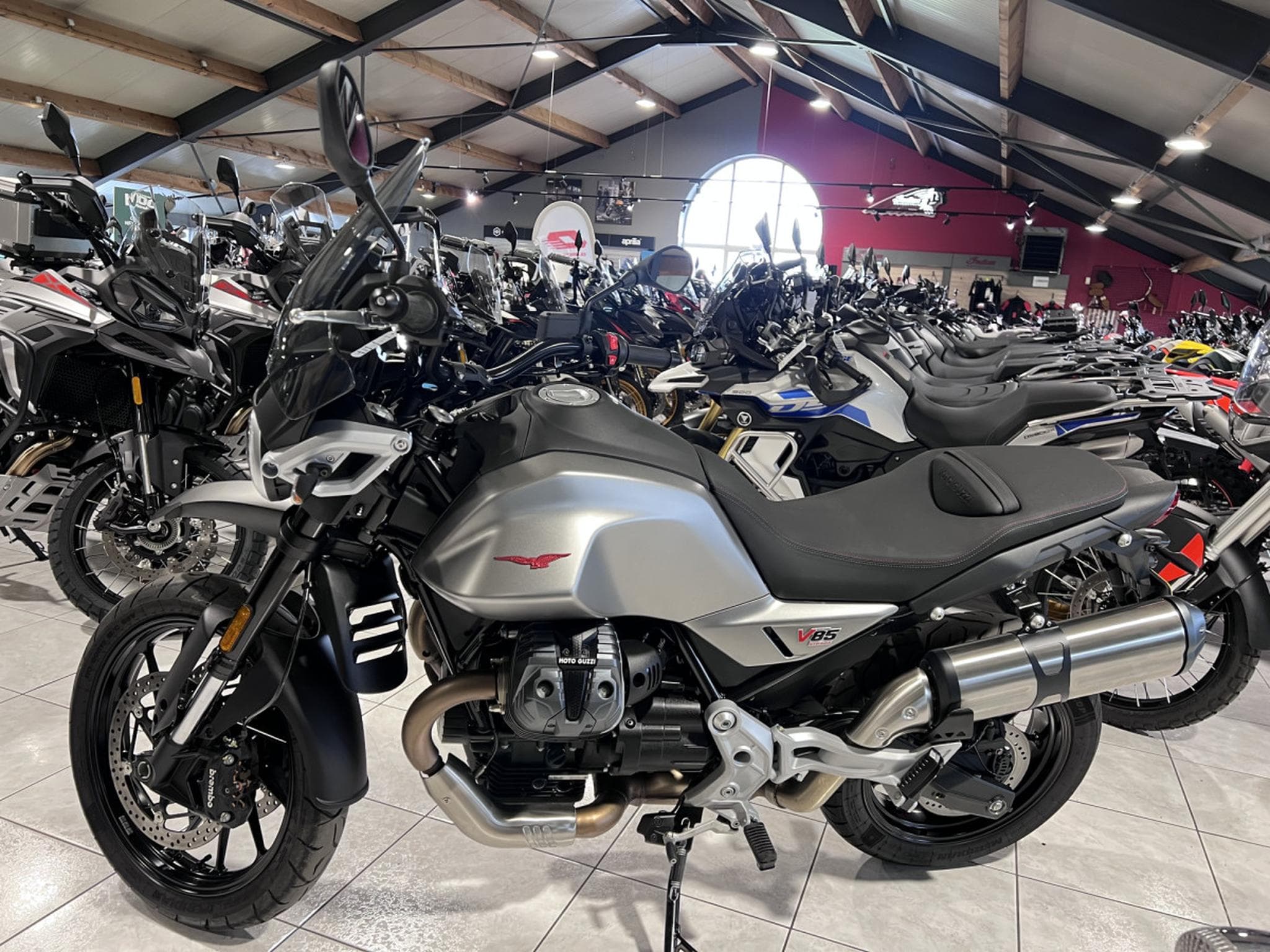 Moto Guzzi V85 TT  Strada (2025) - Photo 4
