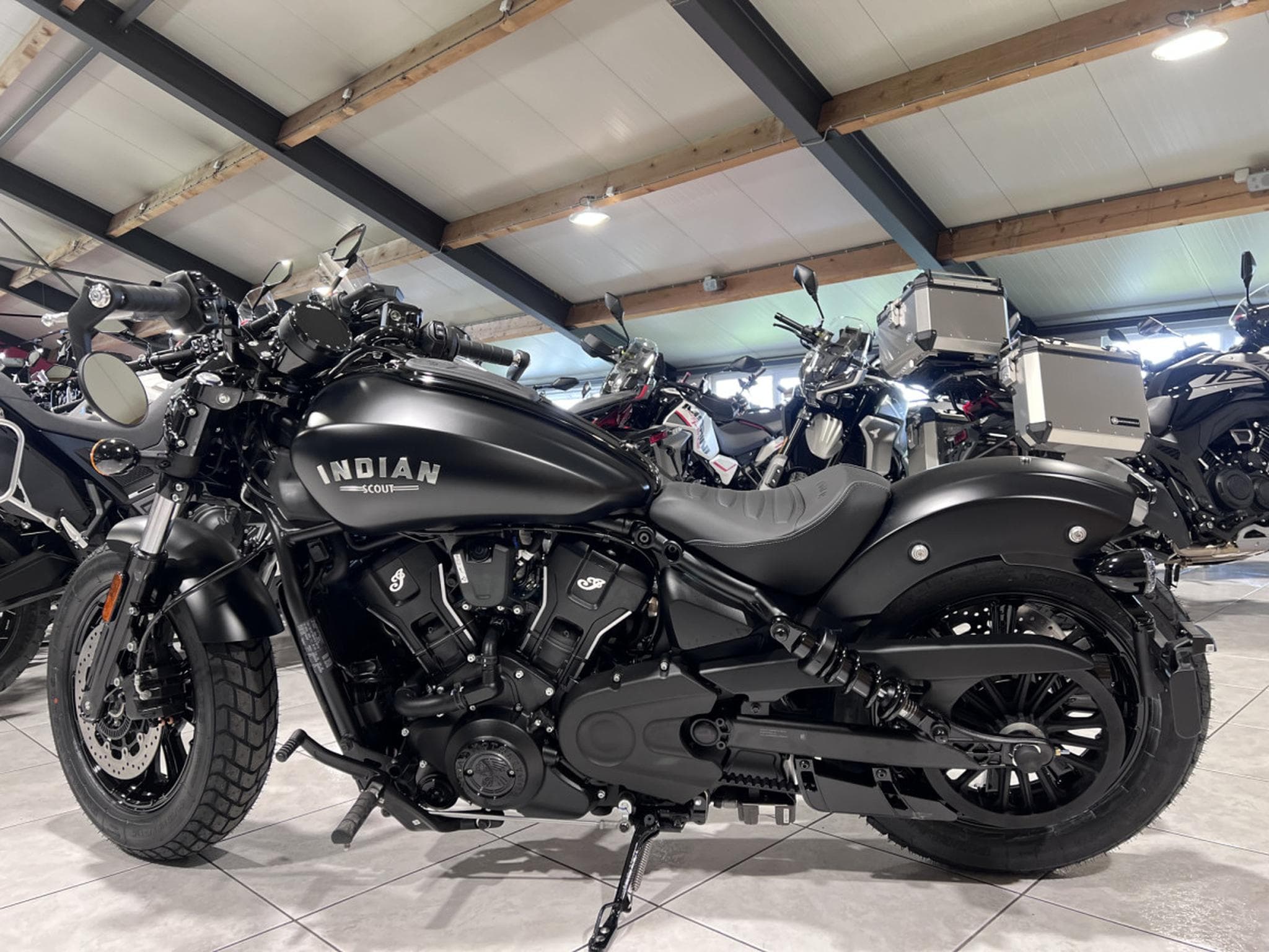 Indian Scout Bobber Ltd + Tech Black Smoke (2026) - Photo 4