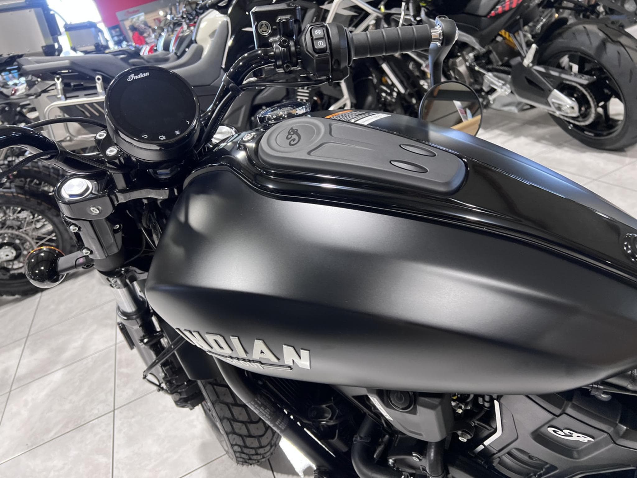 Indian Scout Bobber Ltd + Tech Black Smoke (2026) - Photo 6