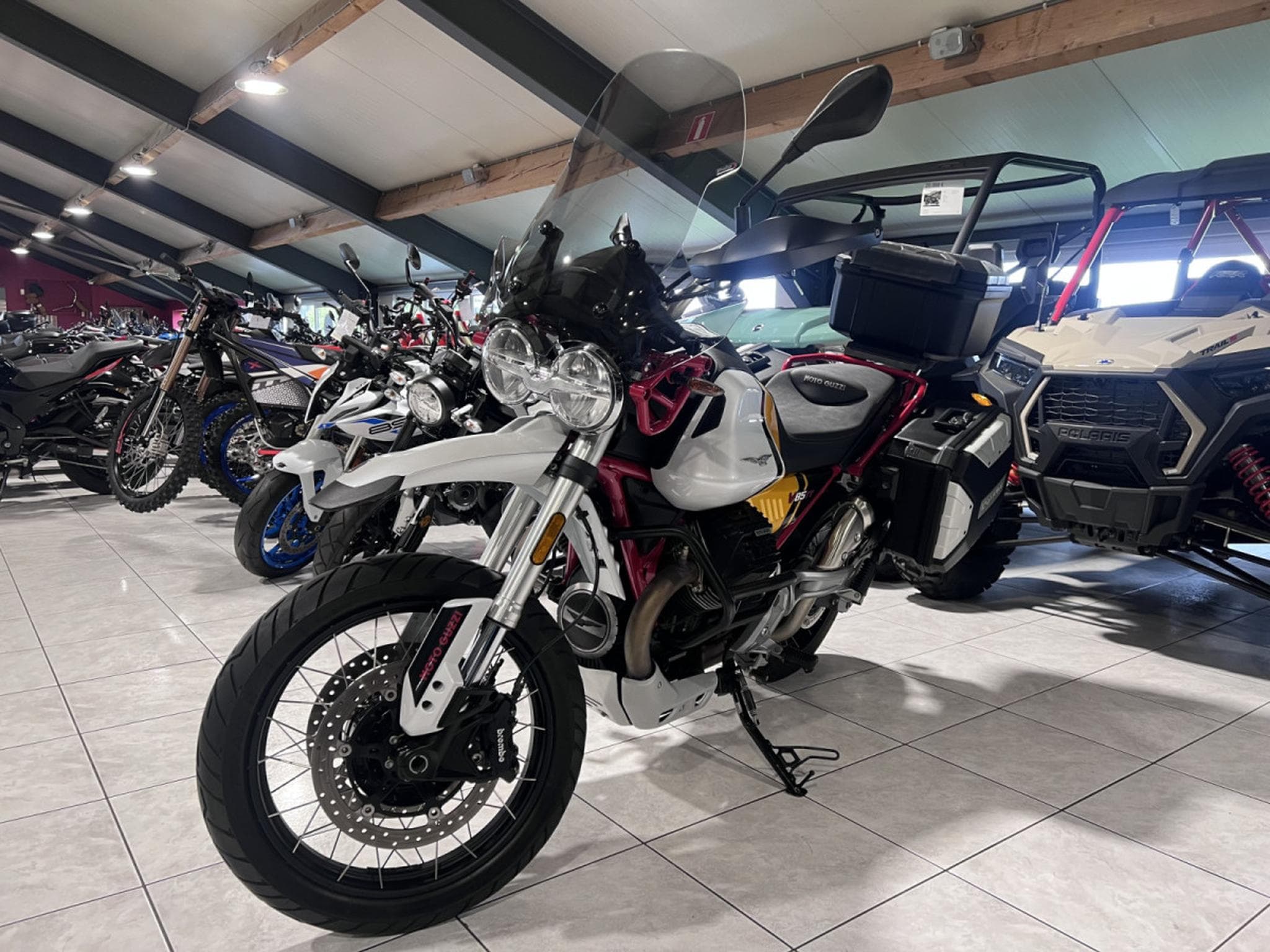 Moto Guzzi V85 TT Evocative Jaune (2022) - Photo 2