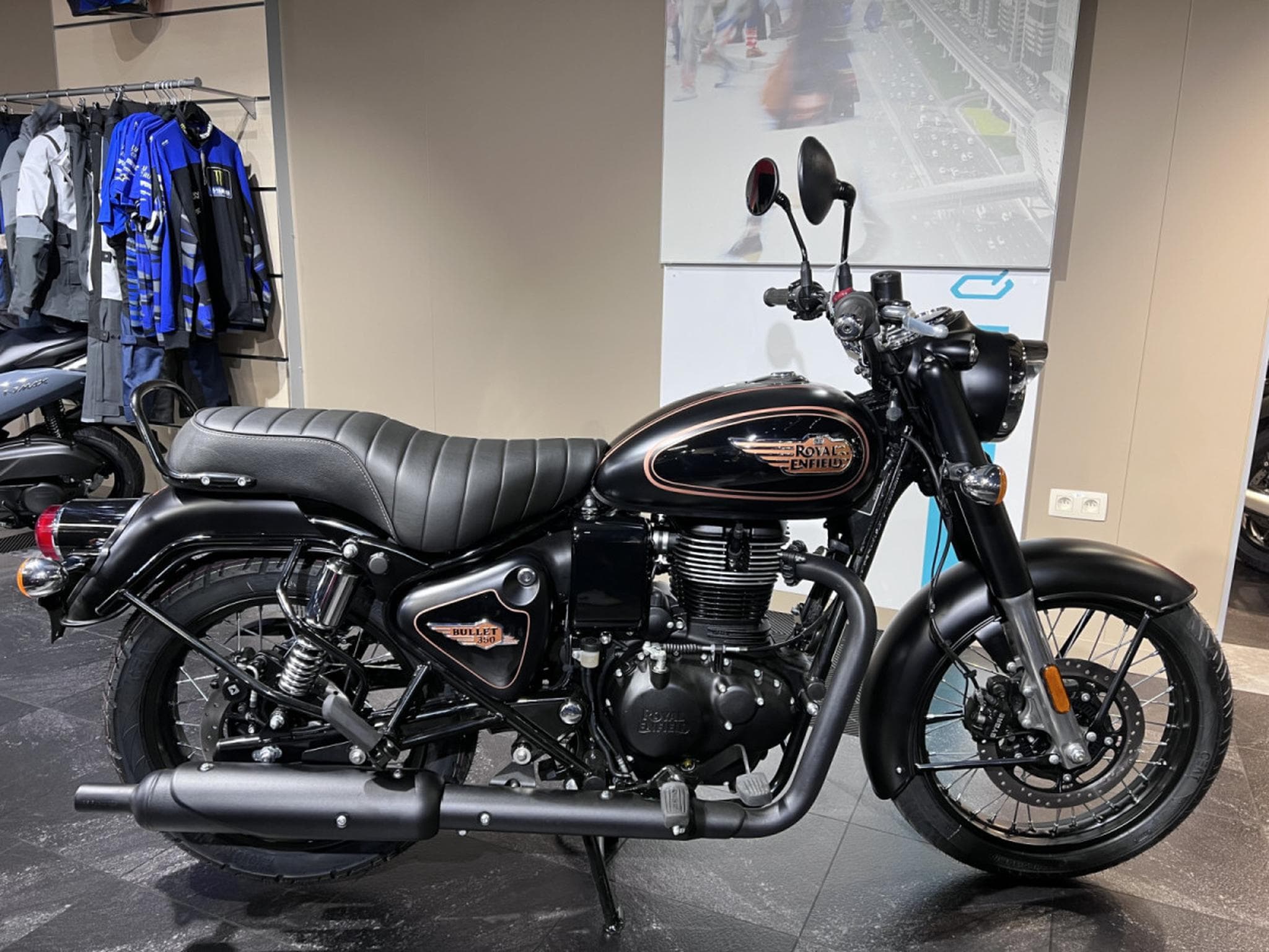Royal Enfield Bullet 350 Black Gold (2025) - Photo 1