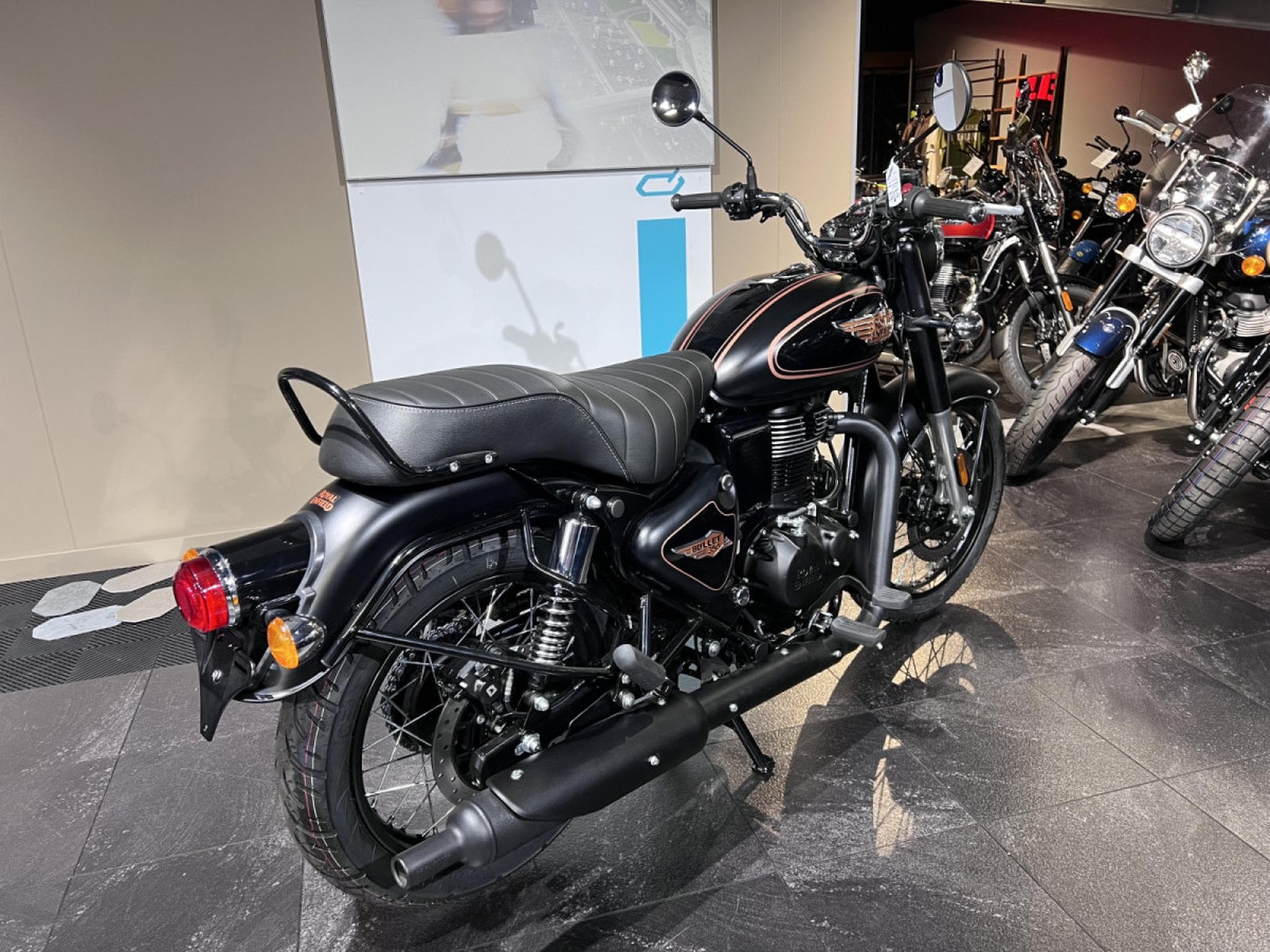 Royal Enfield Bullet 350 Black Gold (2025) - Photo 3