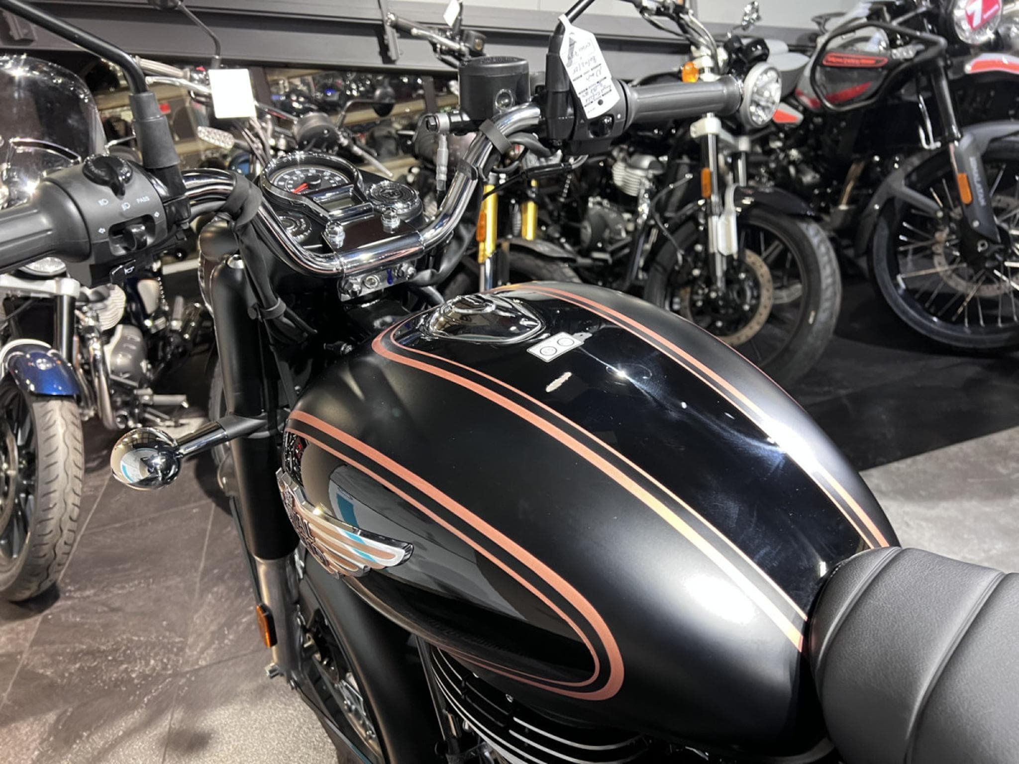 Royal Enfield Bullet 350 Black Gold (2025) - Photo 6
