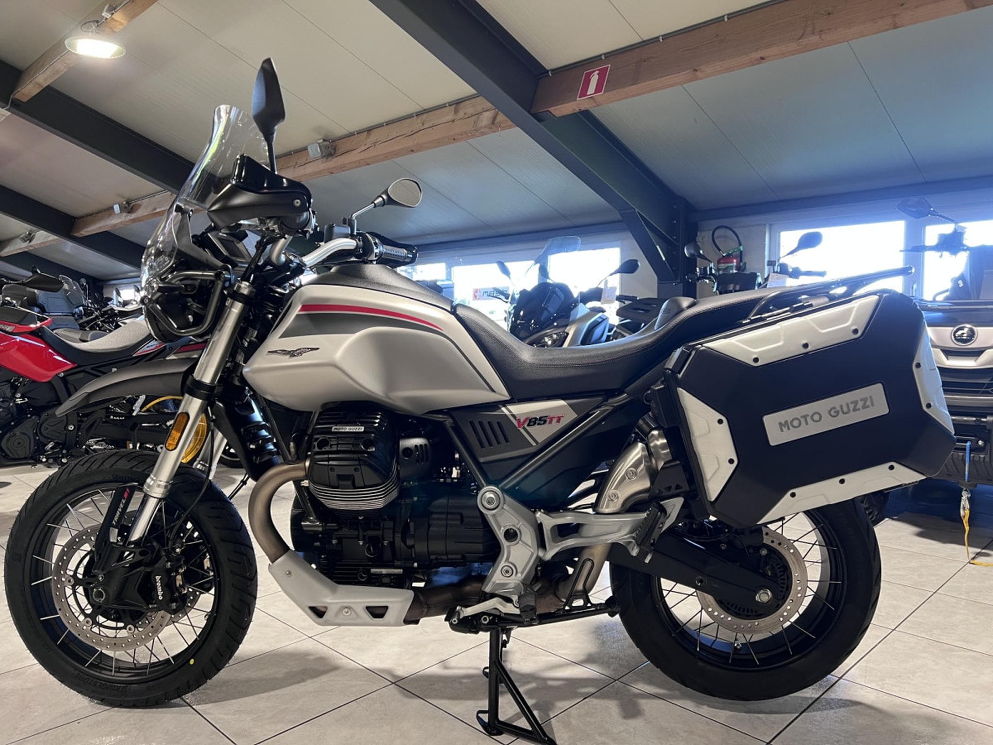 Moto Guzzi V85 TT TRAVEL 35 KW (2024) - Photo 4