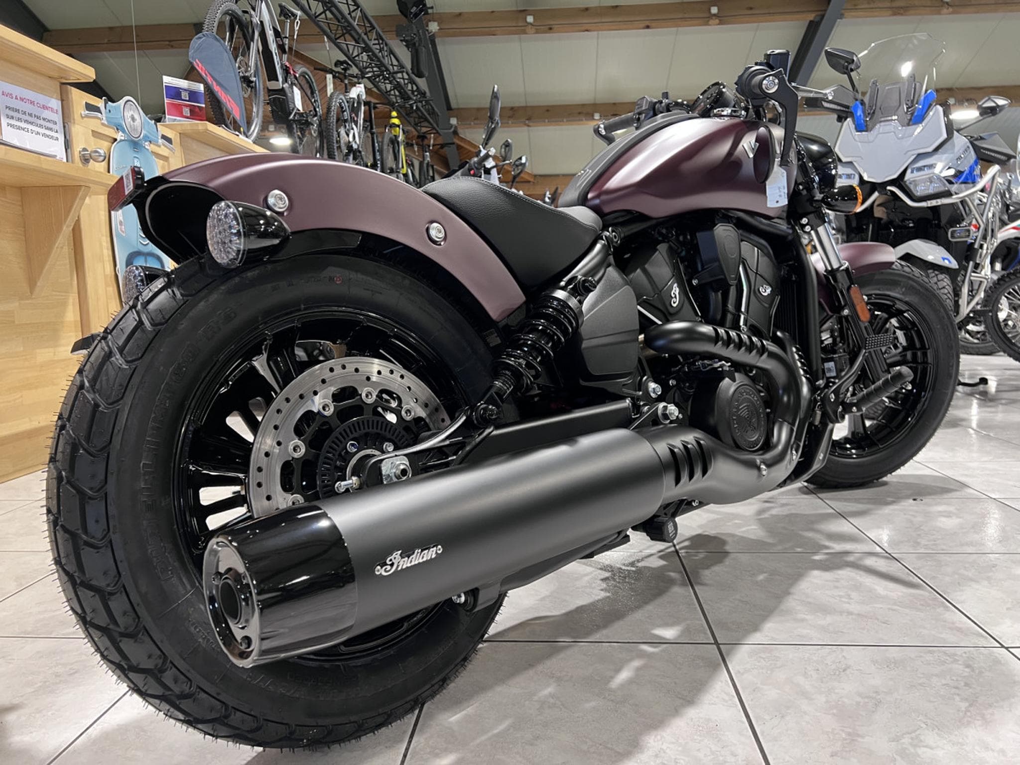 Indian Scout Bobber Maroon Metallic Smoke (2026) - Photo 3