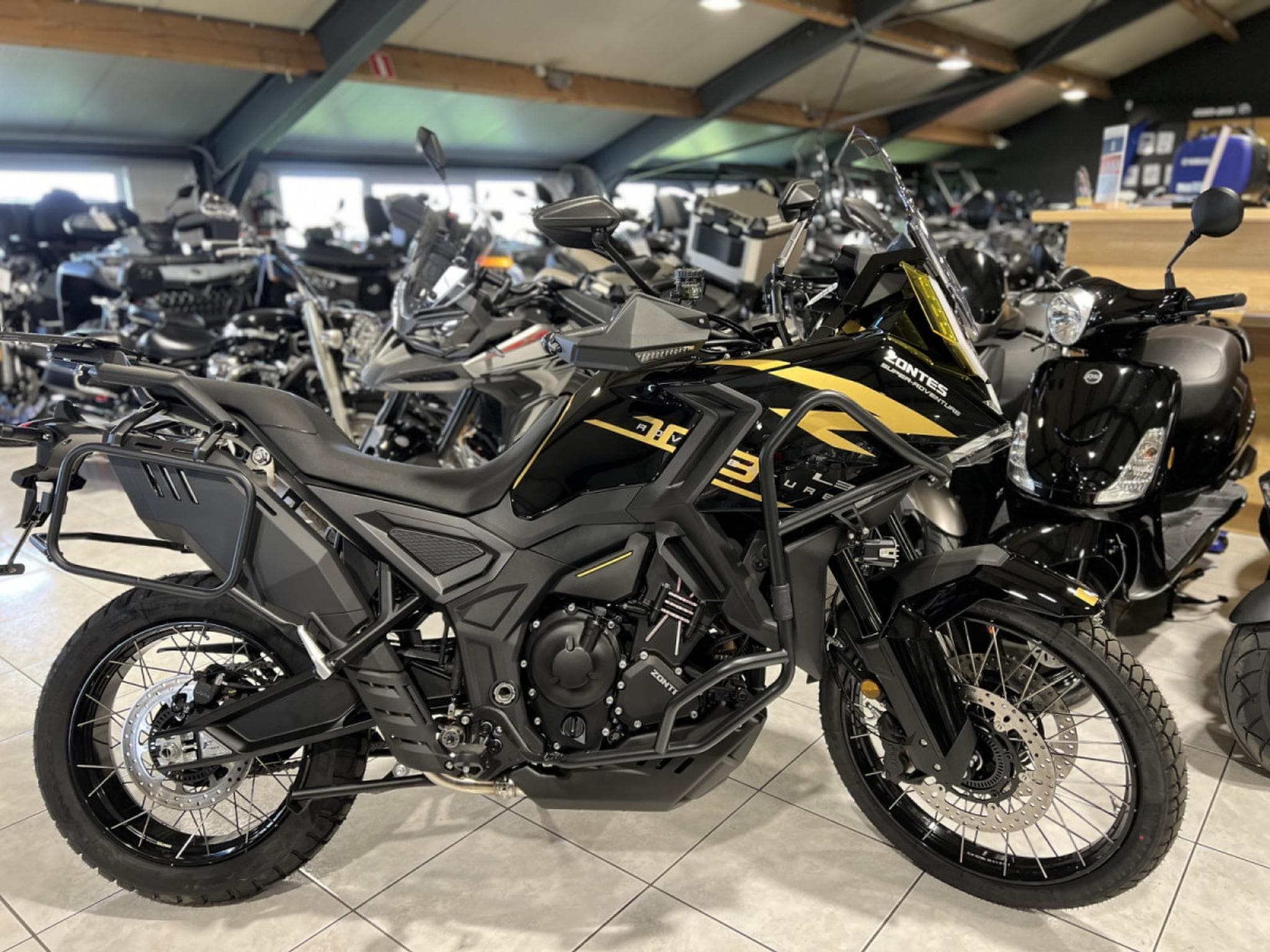 Zontes 703 F BLACK/GOLD 21 + Pack valises offert (2026) - Photo 1