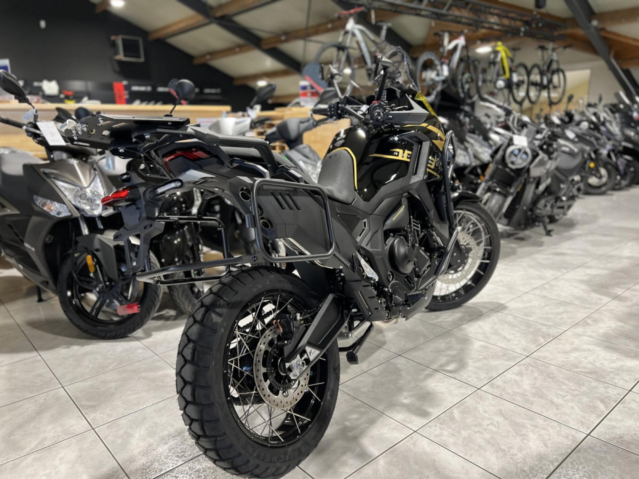 Zontes 703 F BLACK/GOLD 21 + Pack valises offert (2026) - Photo 3