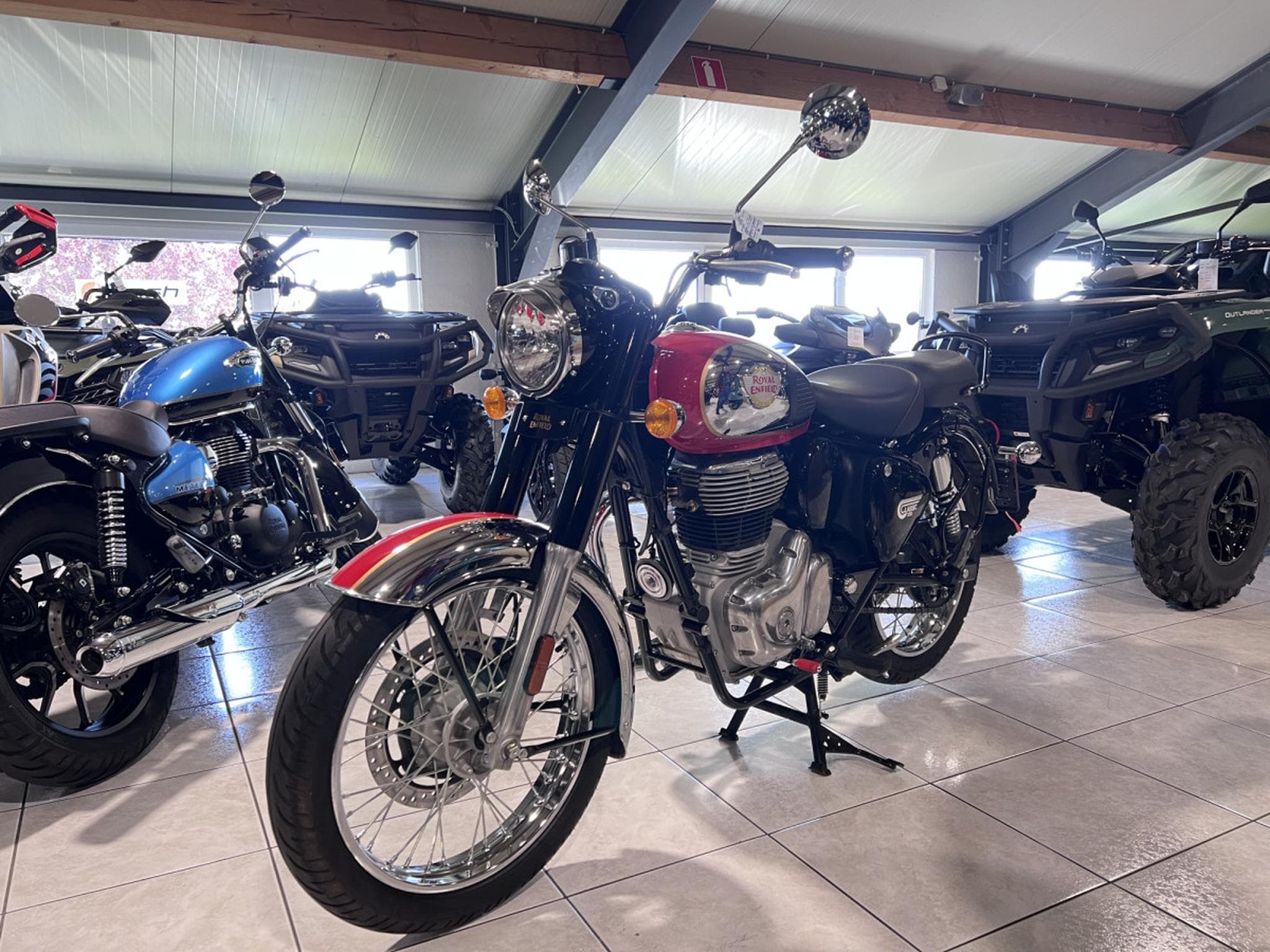 Royal Enfield Classic 350 Chrome Red (2023) - Photo 2