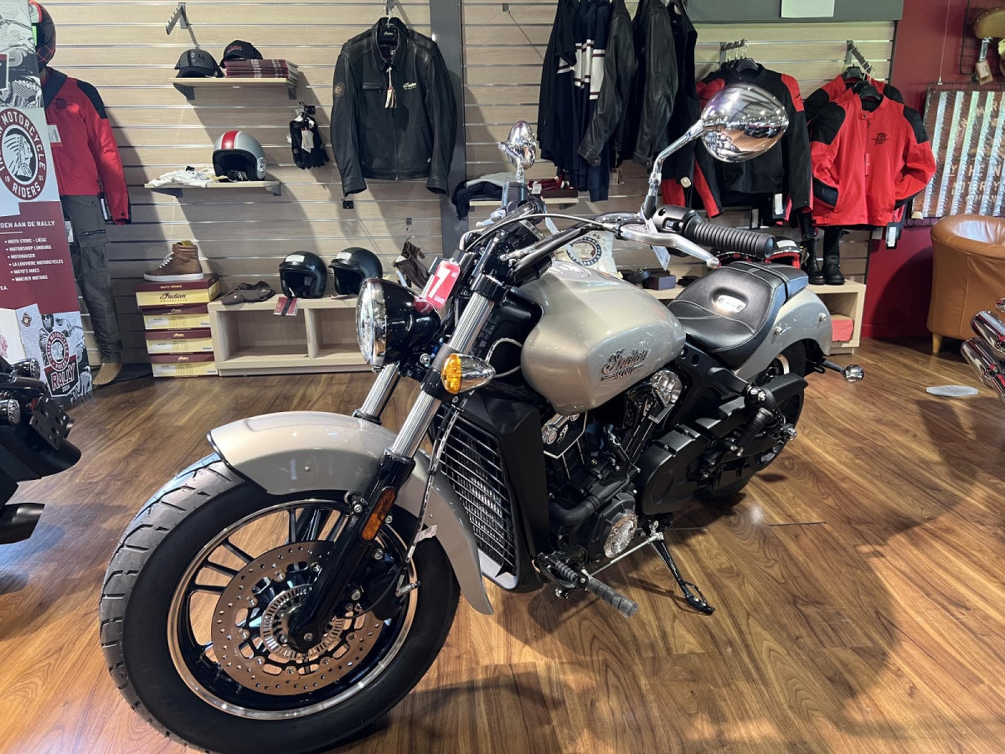 Indian Scout 1200cc Silver Quartz Metallic (2026) - Photo 2