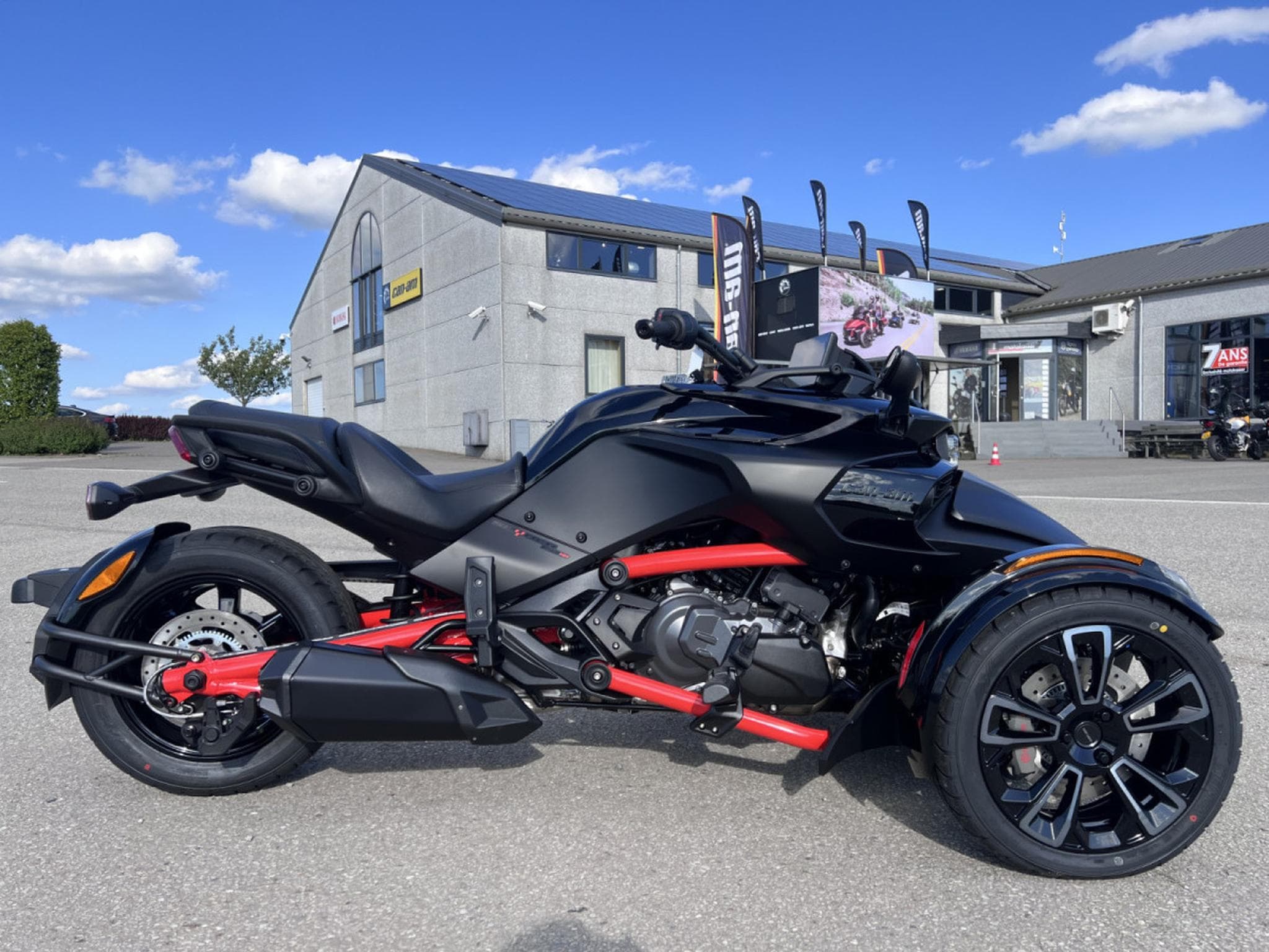 BRP Can-Am Spyder 1330 (2026) - Photo 2