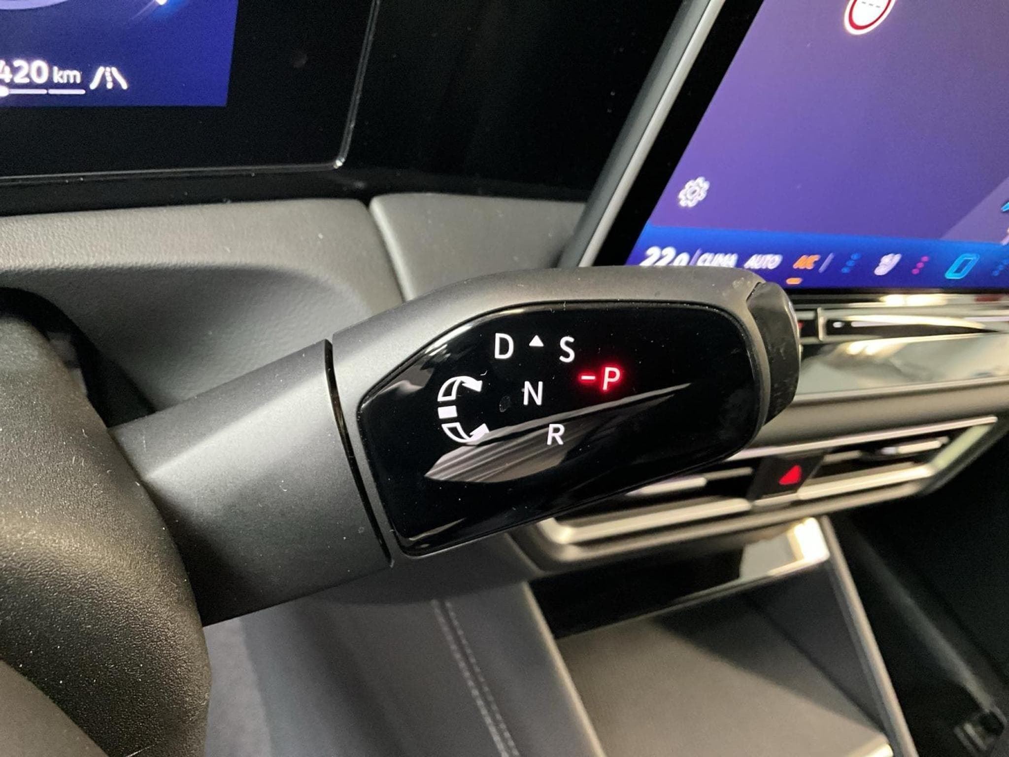 VW Tiguan R-Line+DSG+Harman+IQ-Drive+Black-Style+Pano (2025) - Foto 12