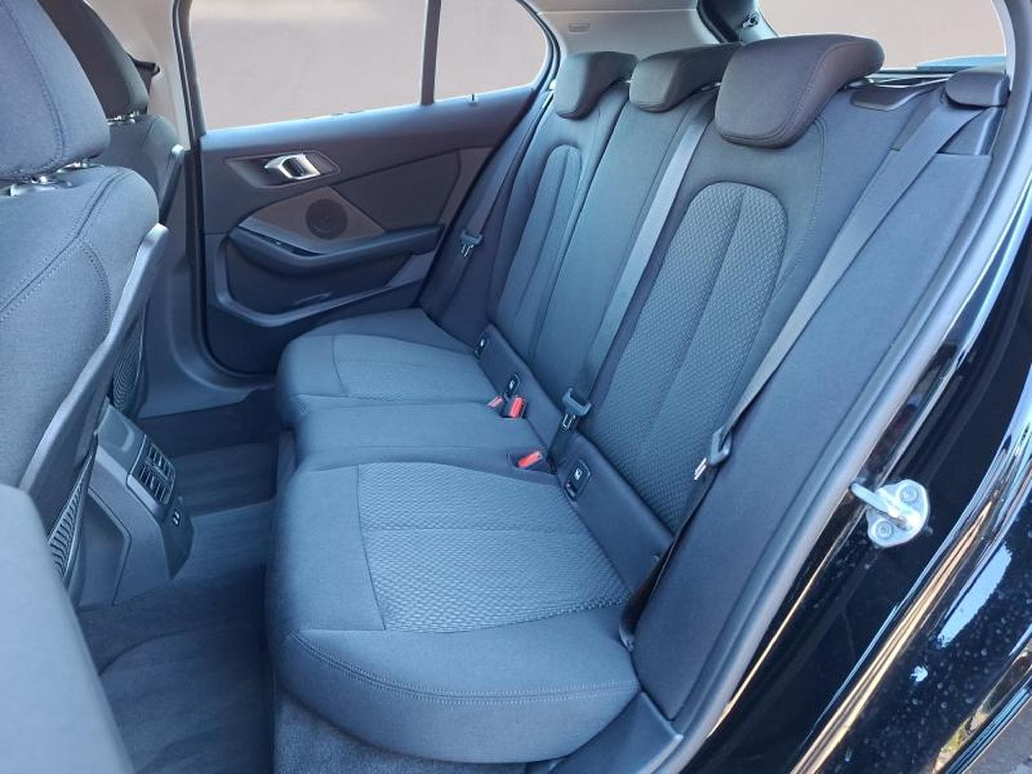 BMW 118 118d Hatch (2019) - Photo 12