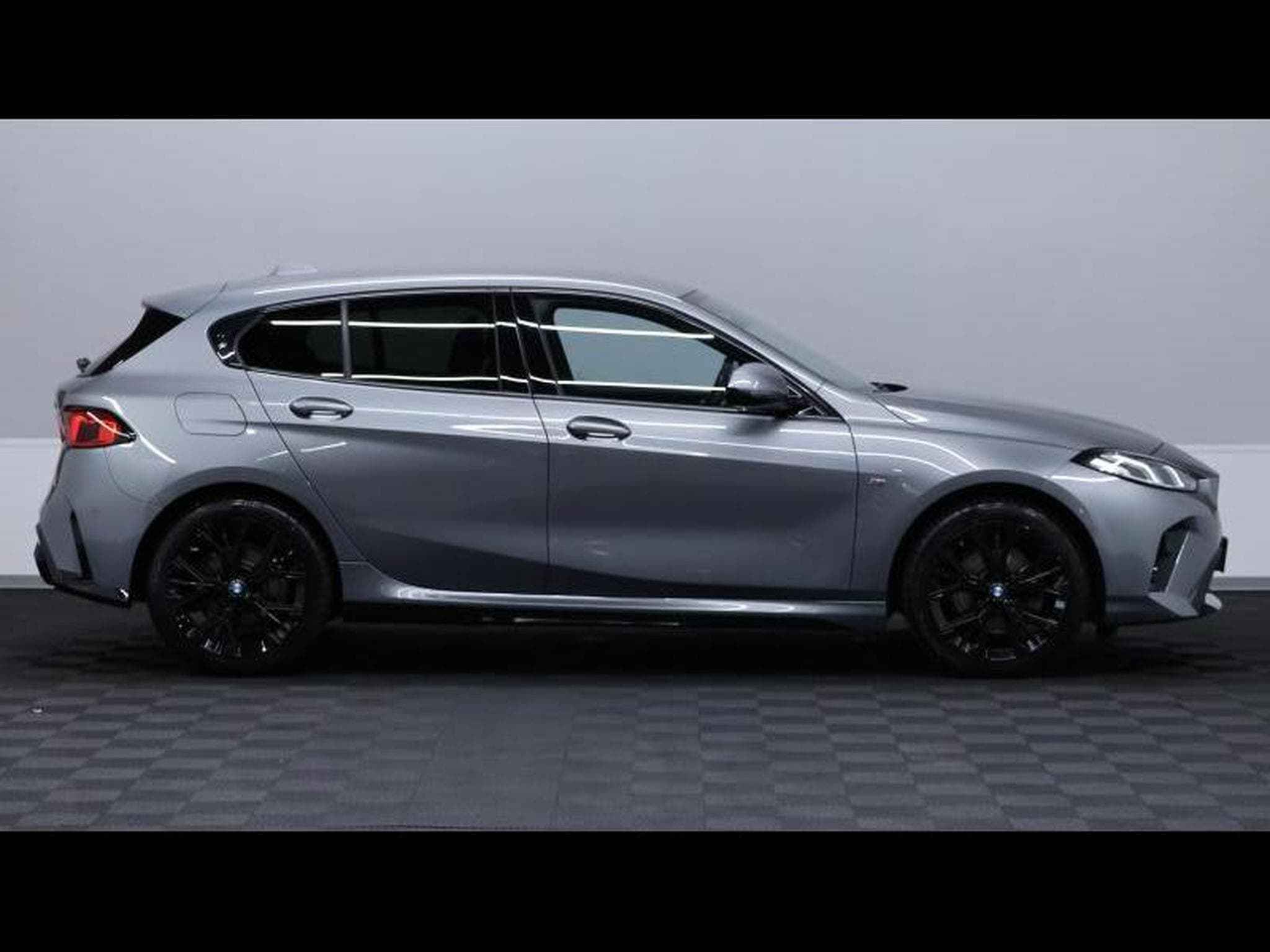 BMW 118 d hatch M SPORT Steptronic (2024) - Foto 4