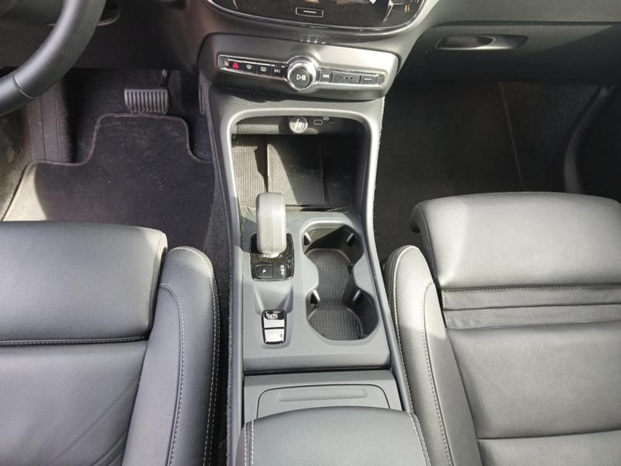 Volvo XC40 B3 Core 2026 / Essence (2025) - Foto 11