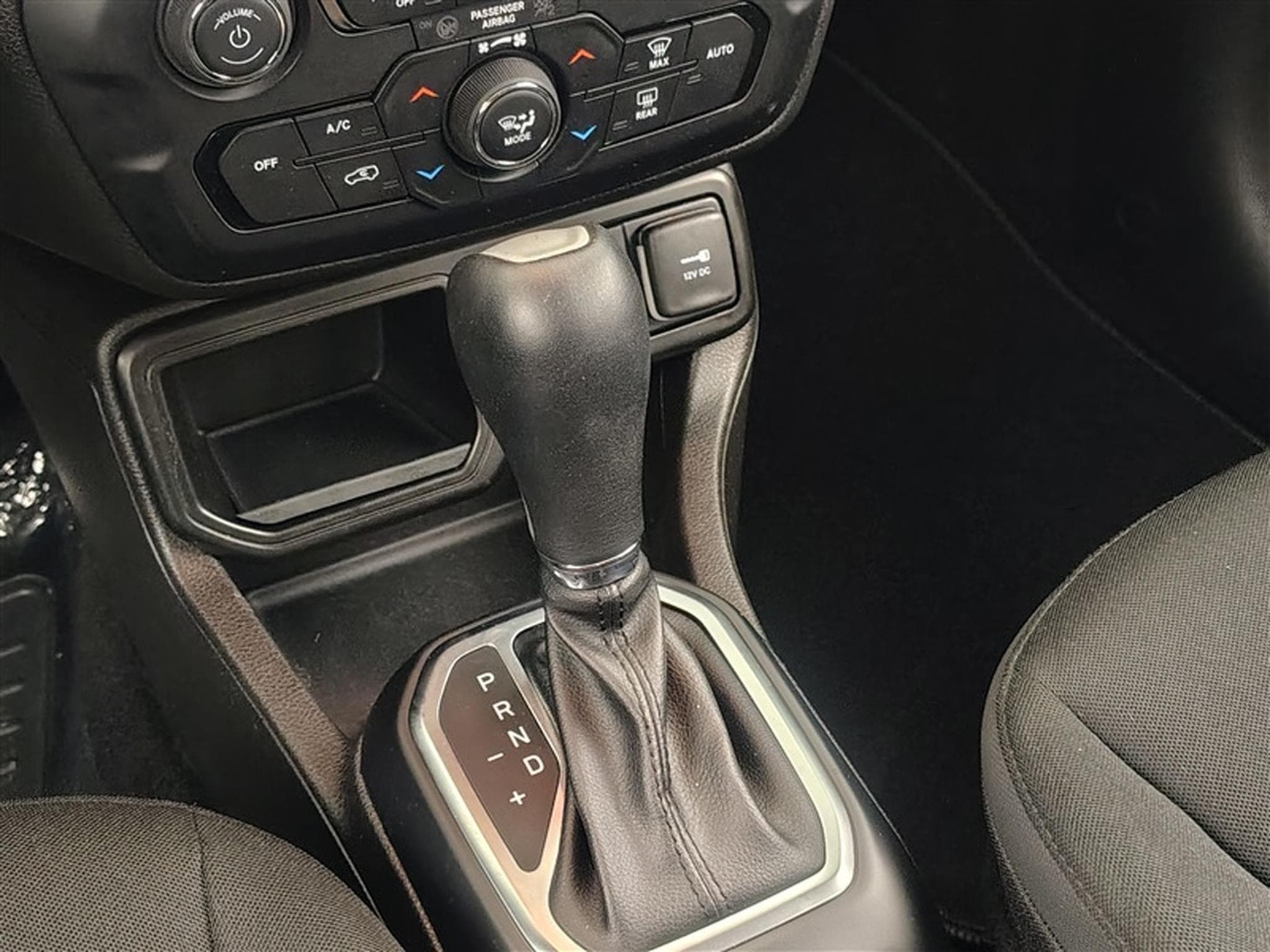 Jeep Renegade 1.5 T4 E-Hybrid Latitude DCT *NAVI/FULL LED/CAMERA/JA17* (2023) - Photo 12