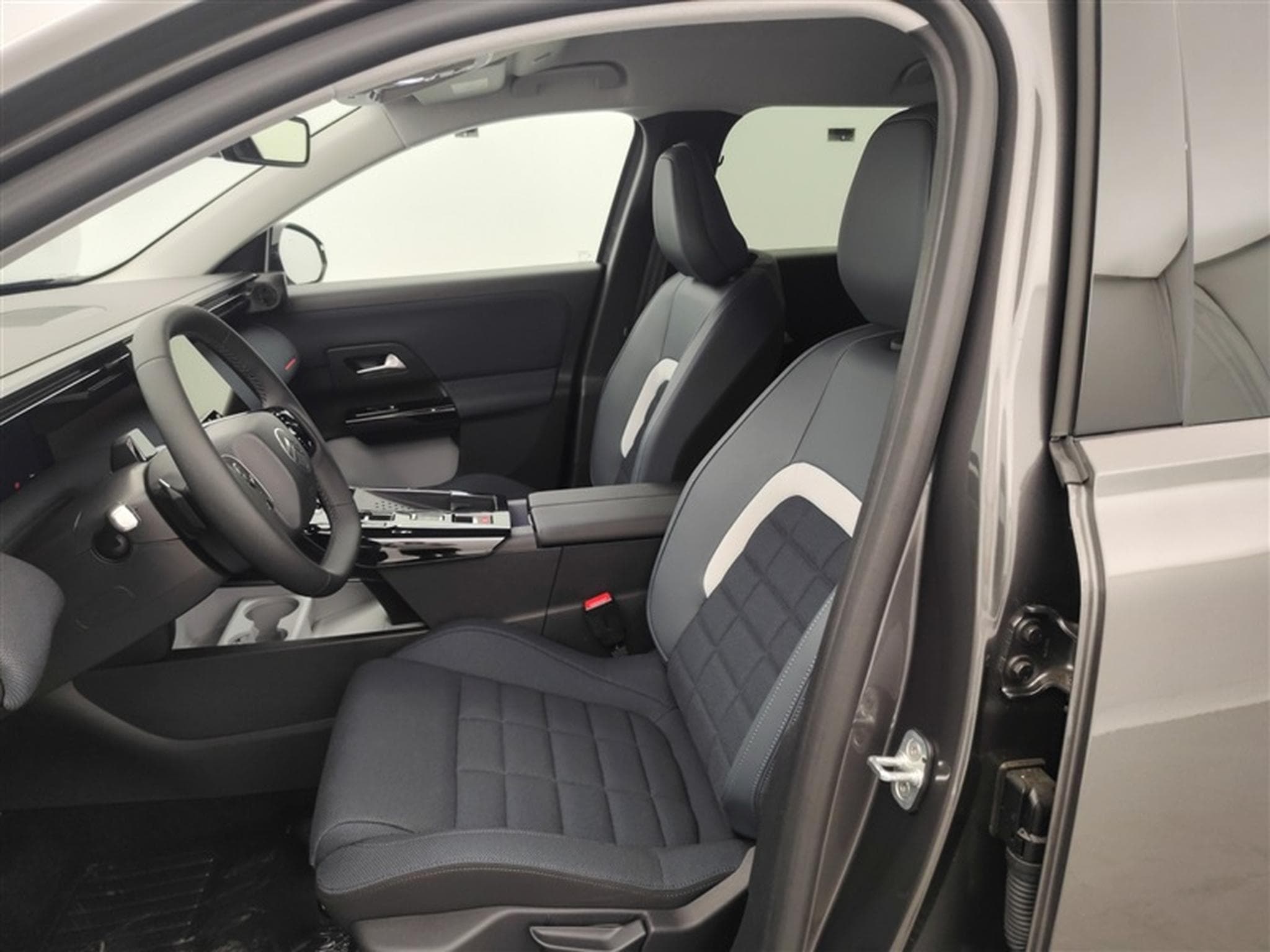 Citroen C5 Aircross 1.2 Hybrid 145cv E-DCS6 Plus NAVI / FULL LED / CAMERA / JA19 (2026) - Photo 7