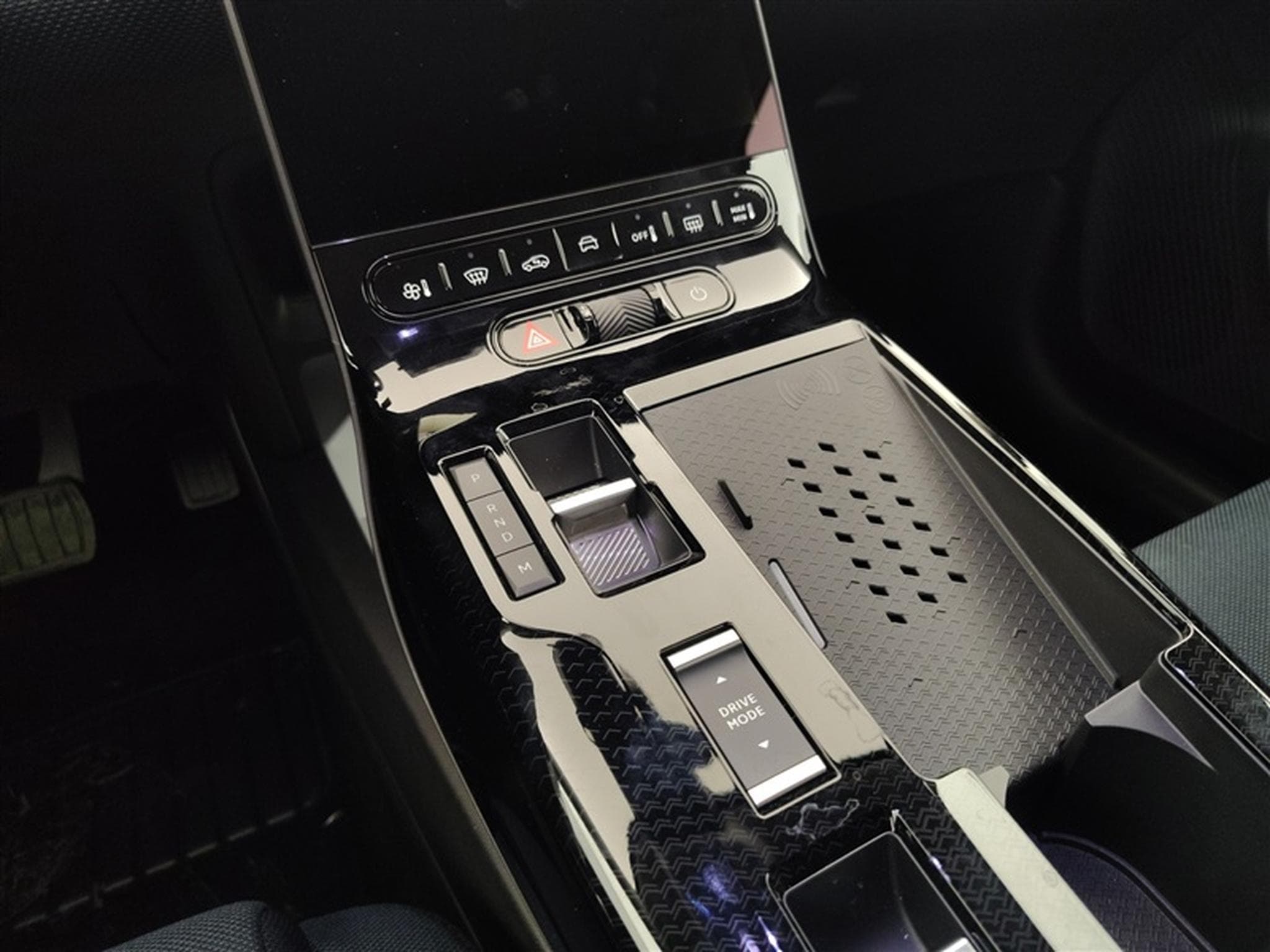Citroen C5 Aircross 1.2 Hybrid 145cv E-DCS6 Plus NAVI / FULL LED / CAMERA / JA19 (2026) - Photo 12
