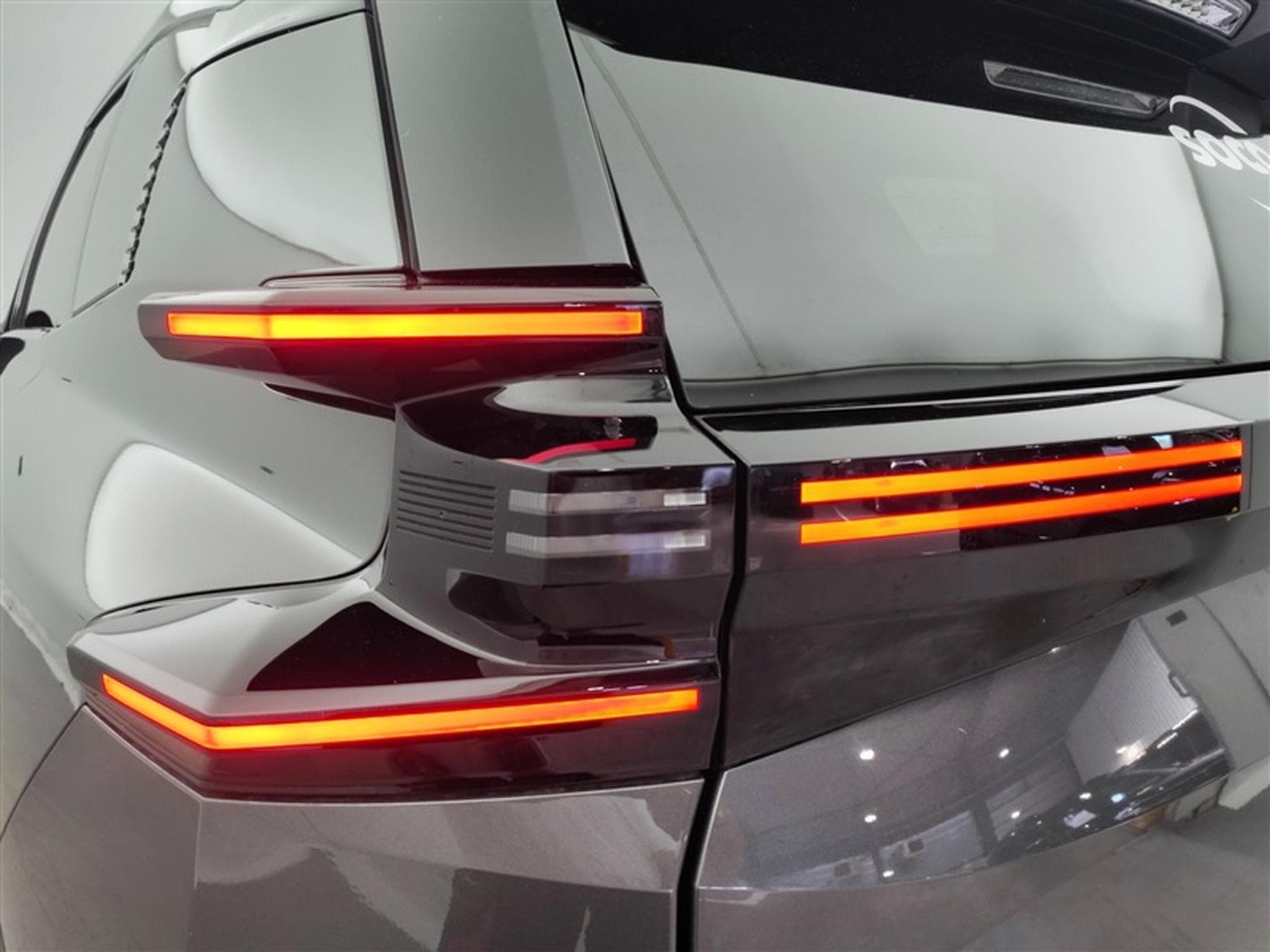 Citroen C5 Aircross 1.2 Hybrid 145cv E-DCS6 Plus NAVI / FULL LED / CAMERA / JA19 (2026) - Photo 15