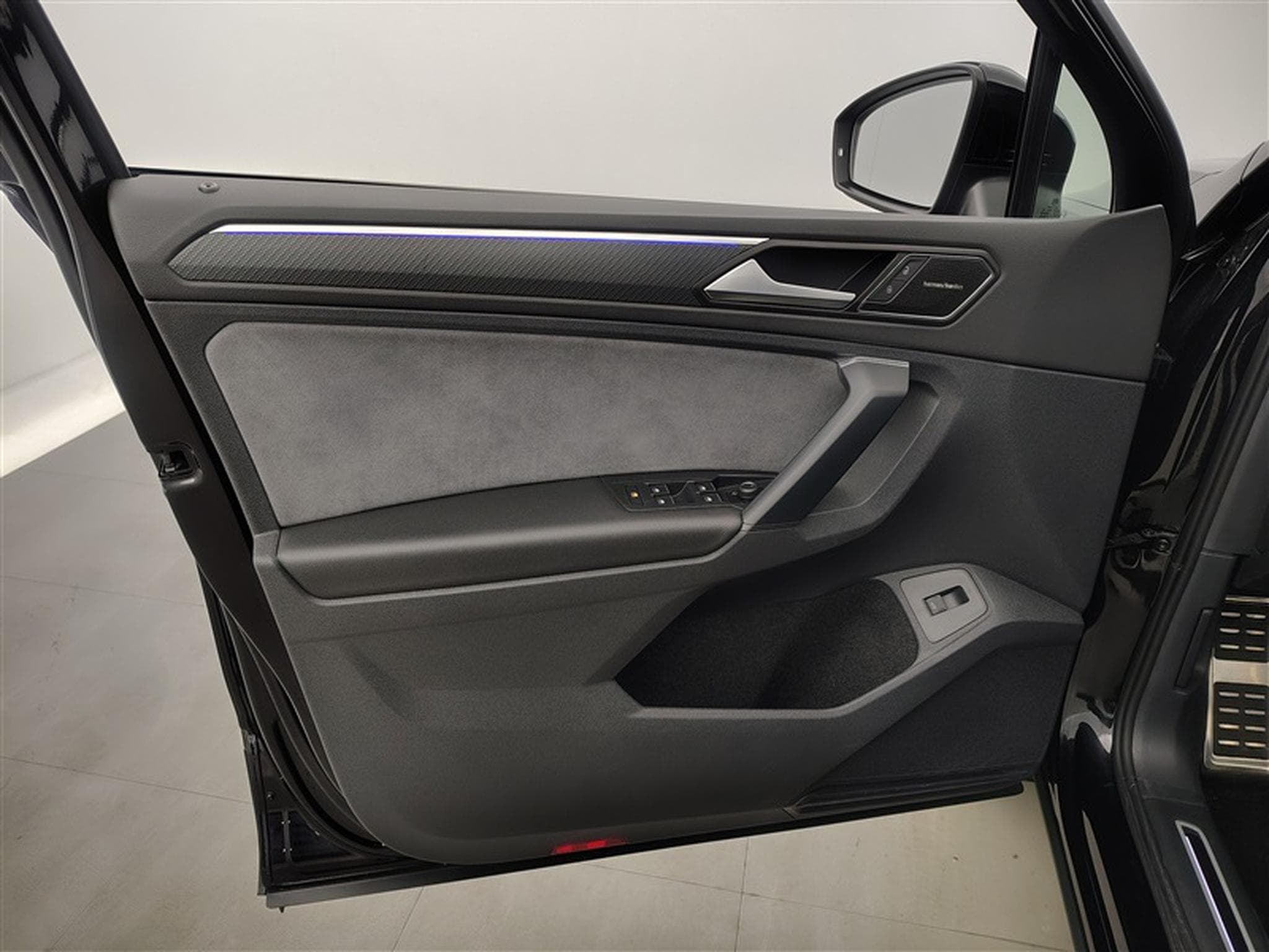 VW Tiguan R 2.0 TSI 4Motion OPF DSG (2023) - Photo 17