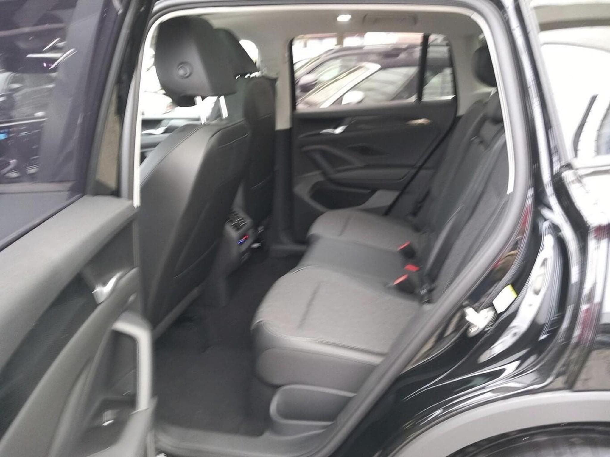 VW Tiguan LED+ Nav Pano (2026) - Foto 10