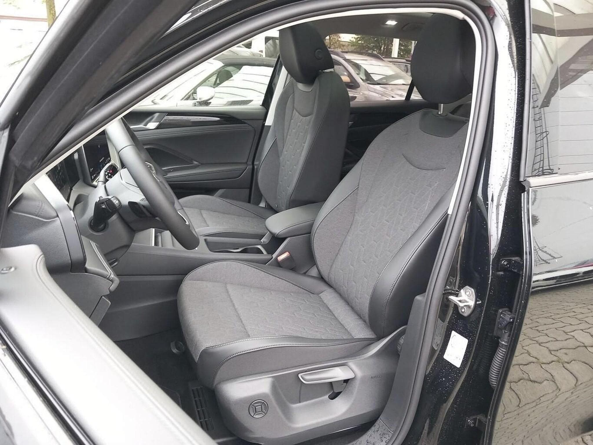 VW Tiguan LED+ Nav Pano (2026) - Foto 9