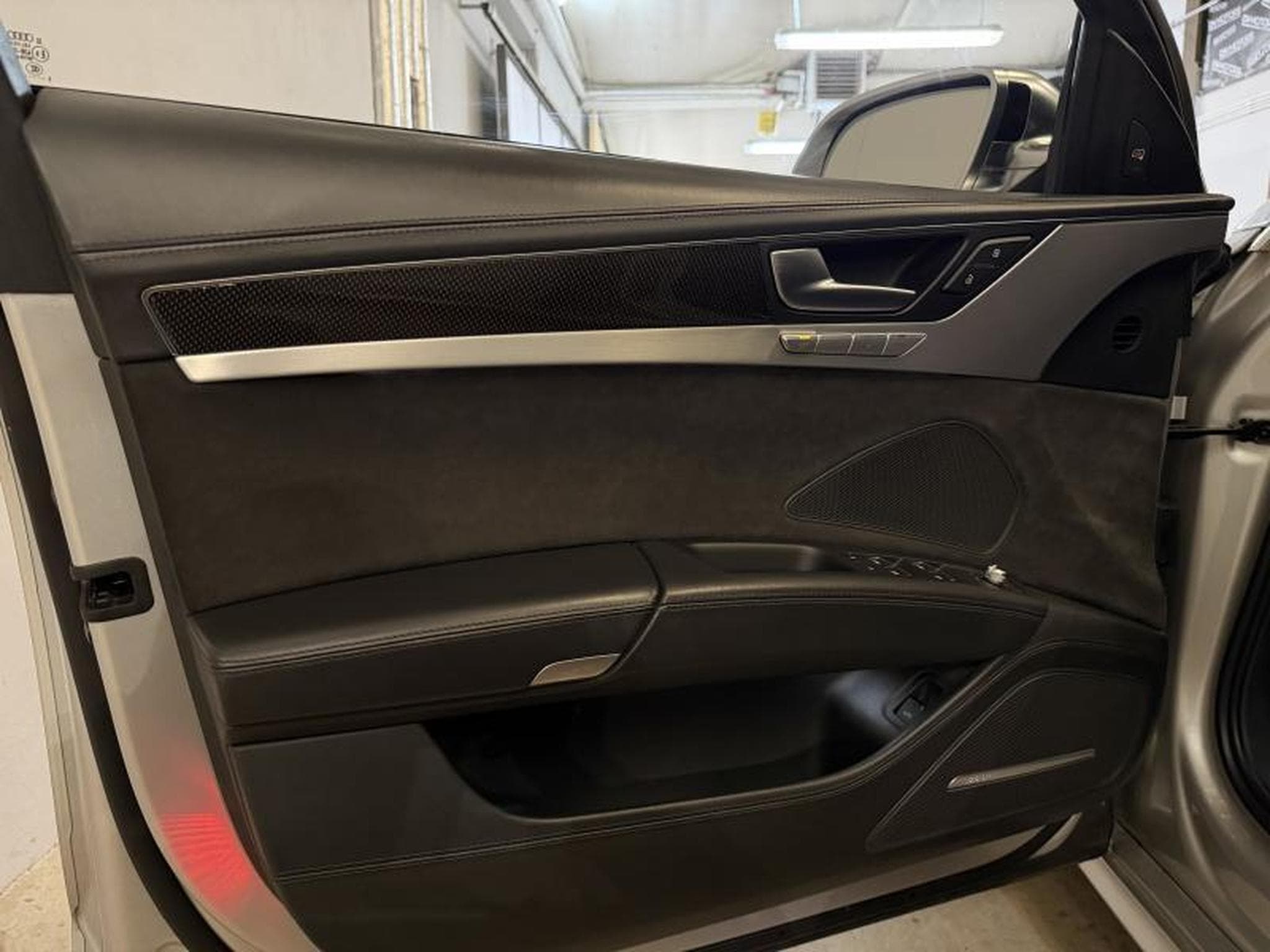 Audi S8 EXPORT/HANDLER/NO WARRANTY (2012) - Photo 9