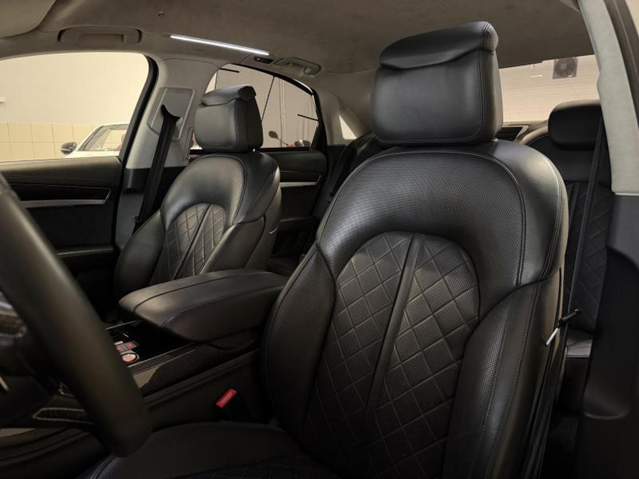 Audi S8 EXPORT/HANDLER/NO WARRANTY (2012) - Photo 12