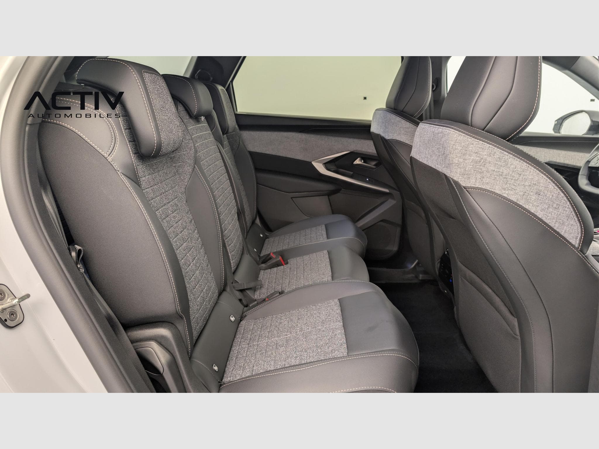 Peugeot 5008 HYBRID 145 CH E-DCS6 ALLURE (2025) - Photo 10